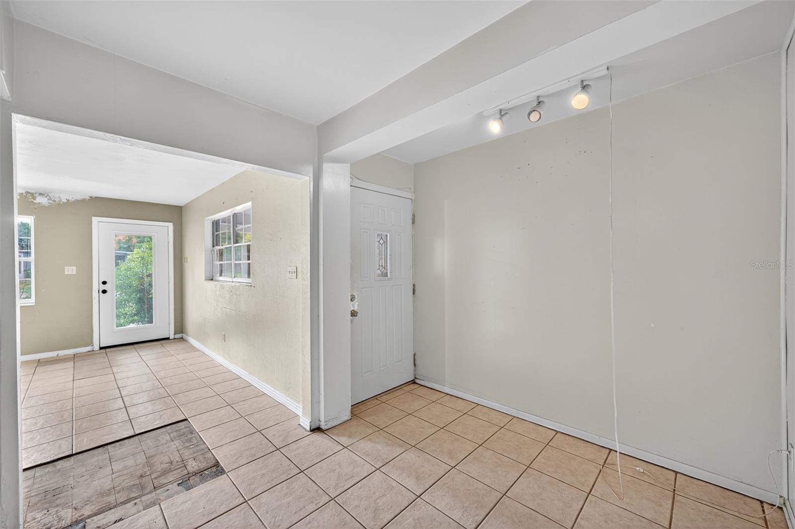 Image 7 of 46 For 207 Bougainvillea Avenue