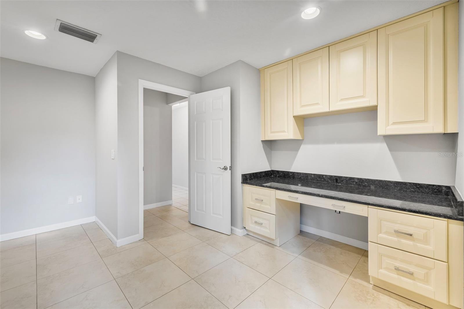 Image 19 of 52 For 405 1st Avenue Se