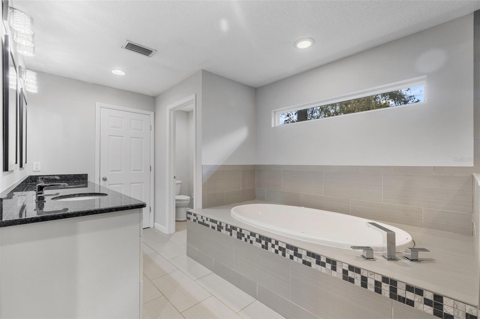 Image 24 of 52 For 405 1st Avenue Se