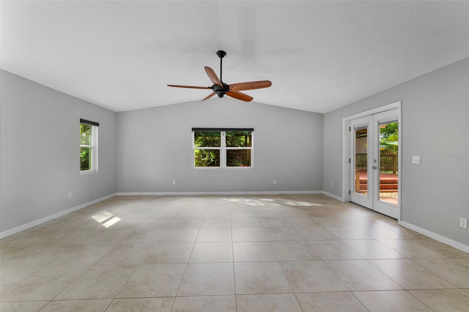 Image 28 of 52 For 405 1st Avenue Se