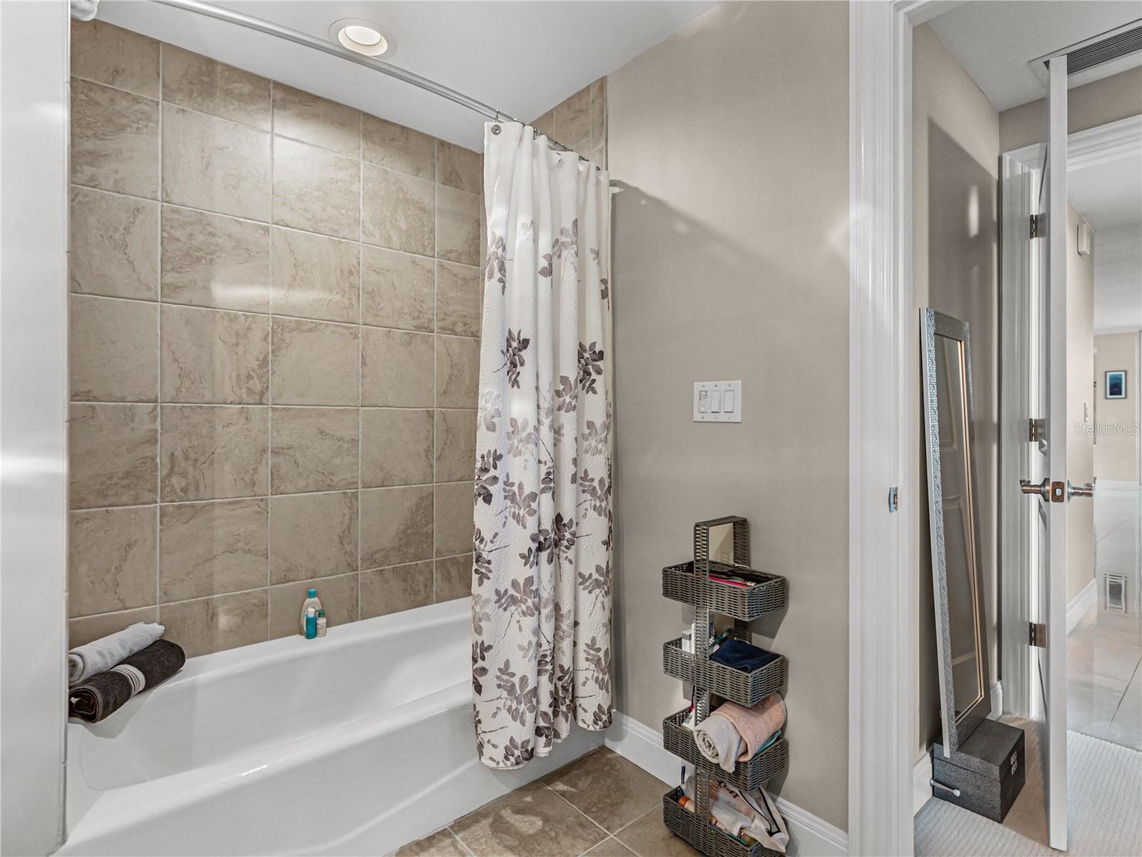 Image 51 of 100 For 450 Knights Run Avenue 702