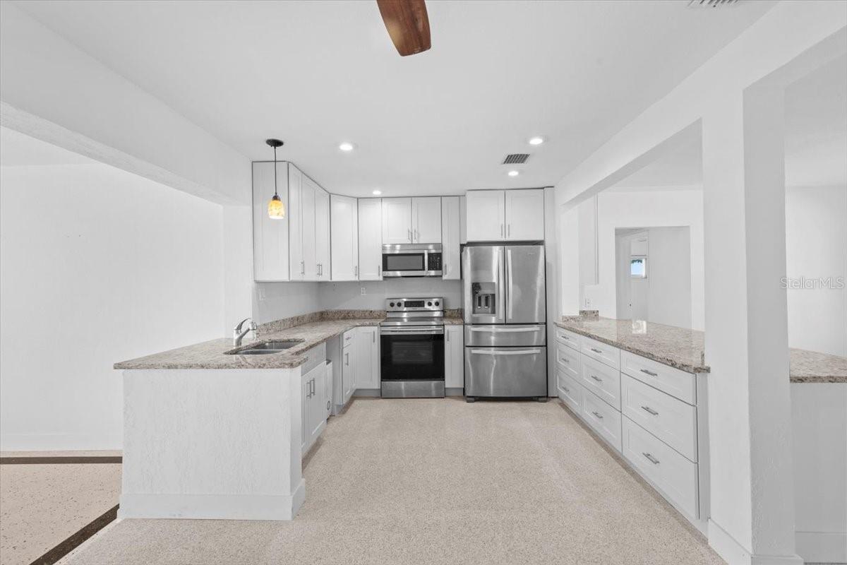 Image 12 of 42 For 2540 Shore Drive Se