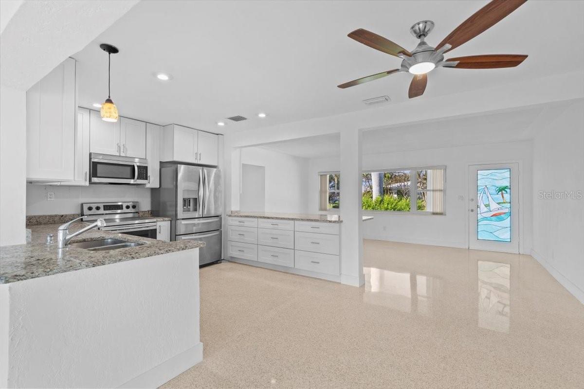 Image 13 of 42 For 2540 Shore Drive Se