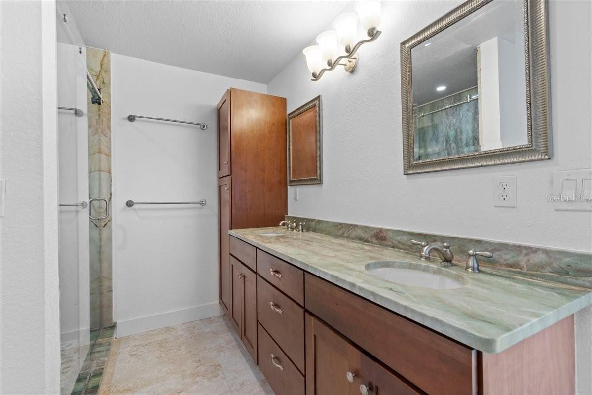 Image 19 of 42 For 2540 Shore Drive Se