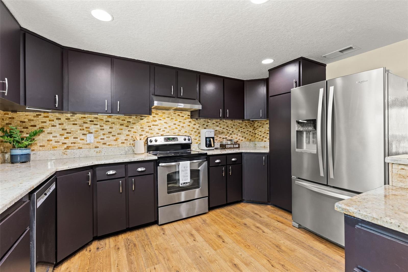 Image 18 of 77 For 17504 Thomas Boulevard