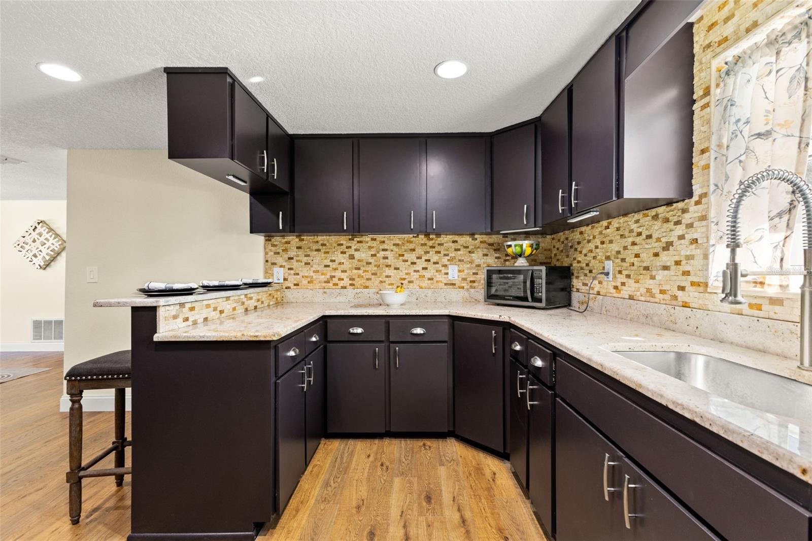 Image 21 of 77 For 17504 Thomas Boulevard