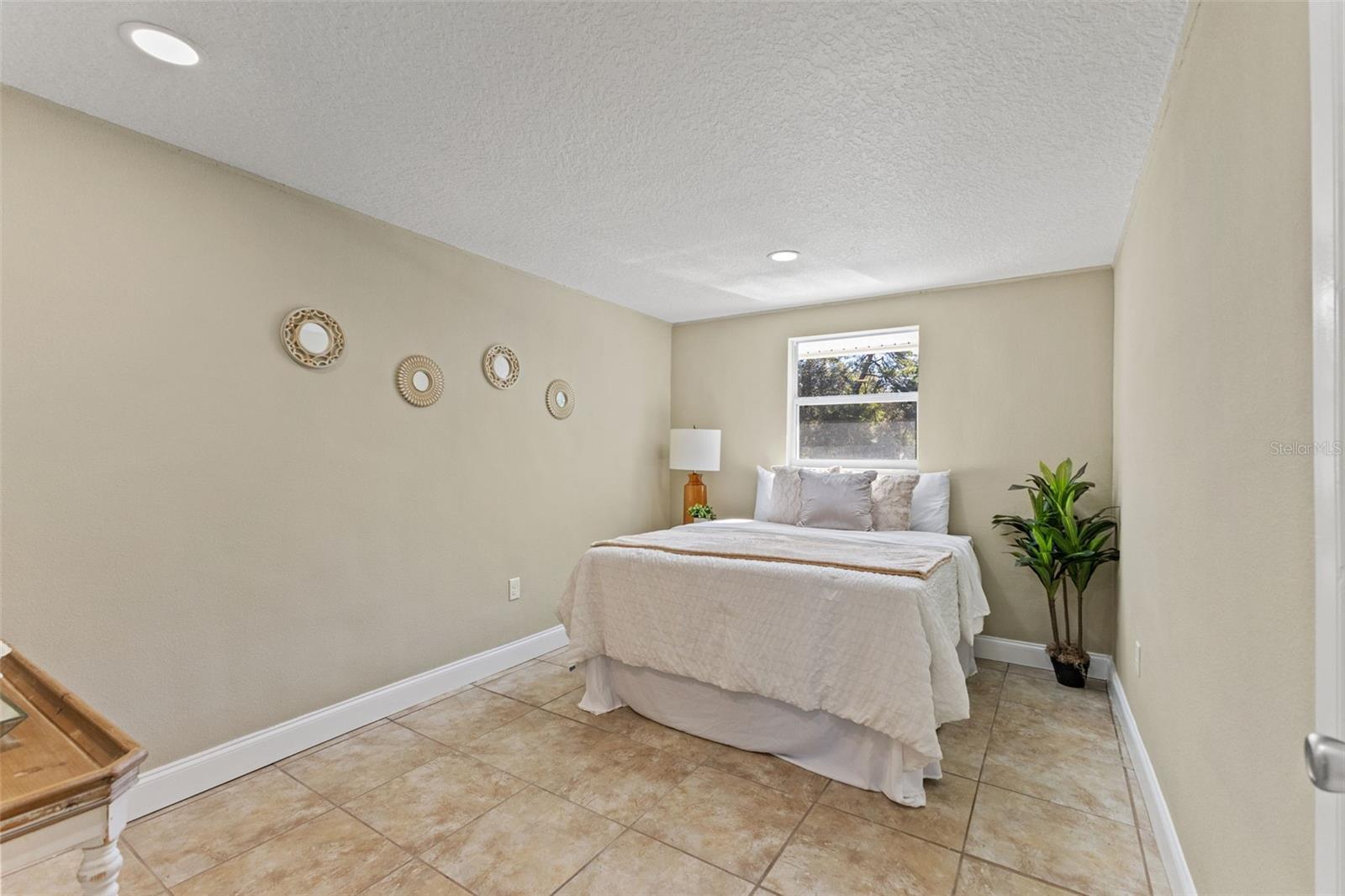 Image 32 of 77 For 17504 Thomas Boulevard