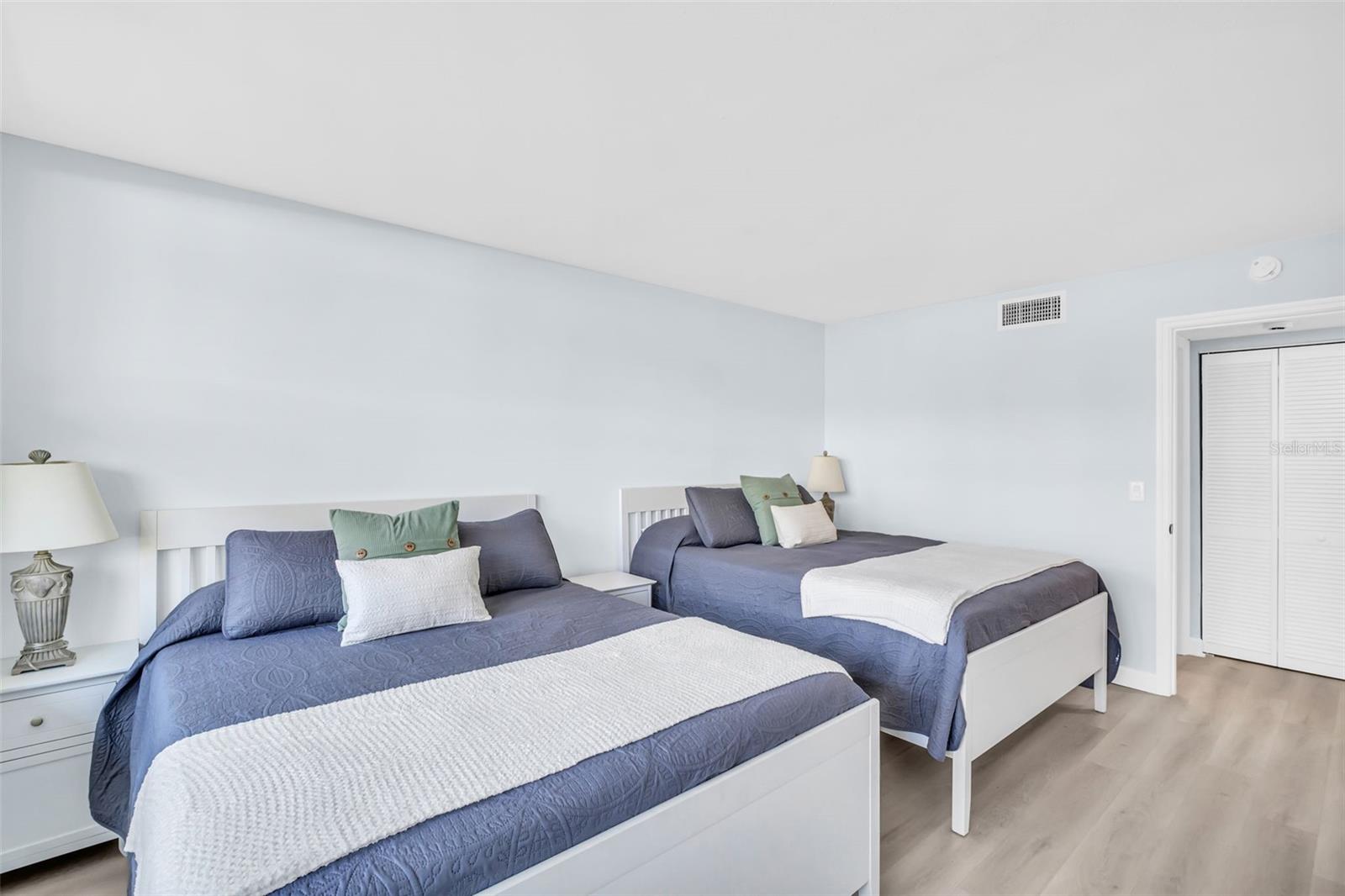 Image 10 of 37 For 7930 Sun Island Drive S 104