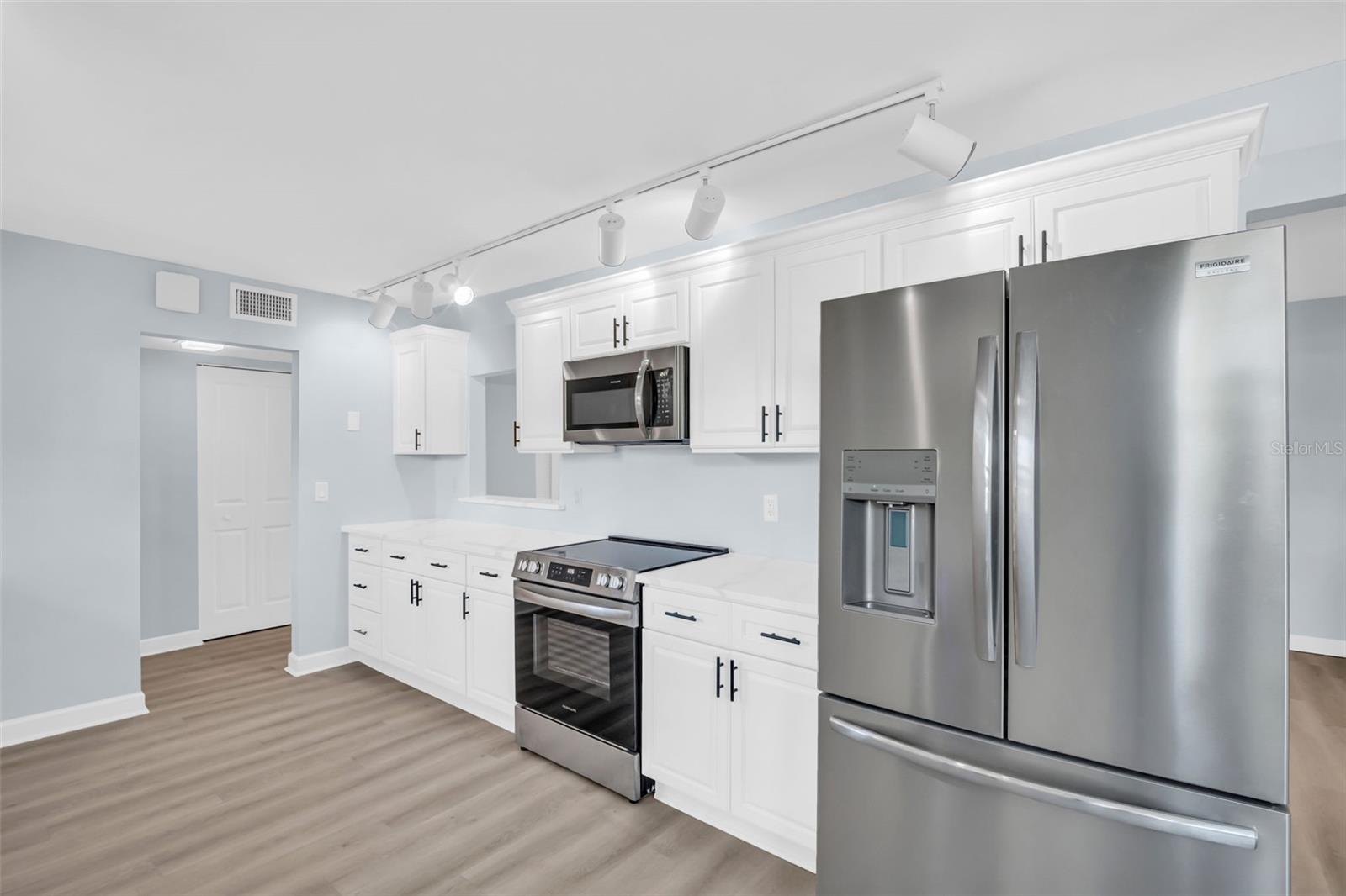 Image 16 of 37 For 7930 Sun Island Drive S 104