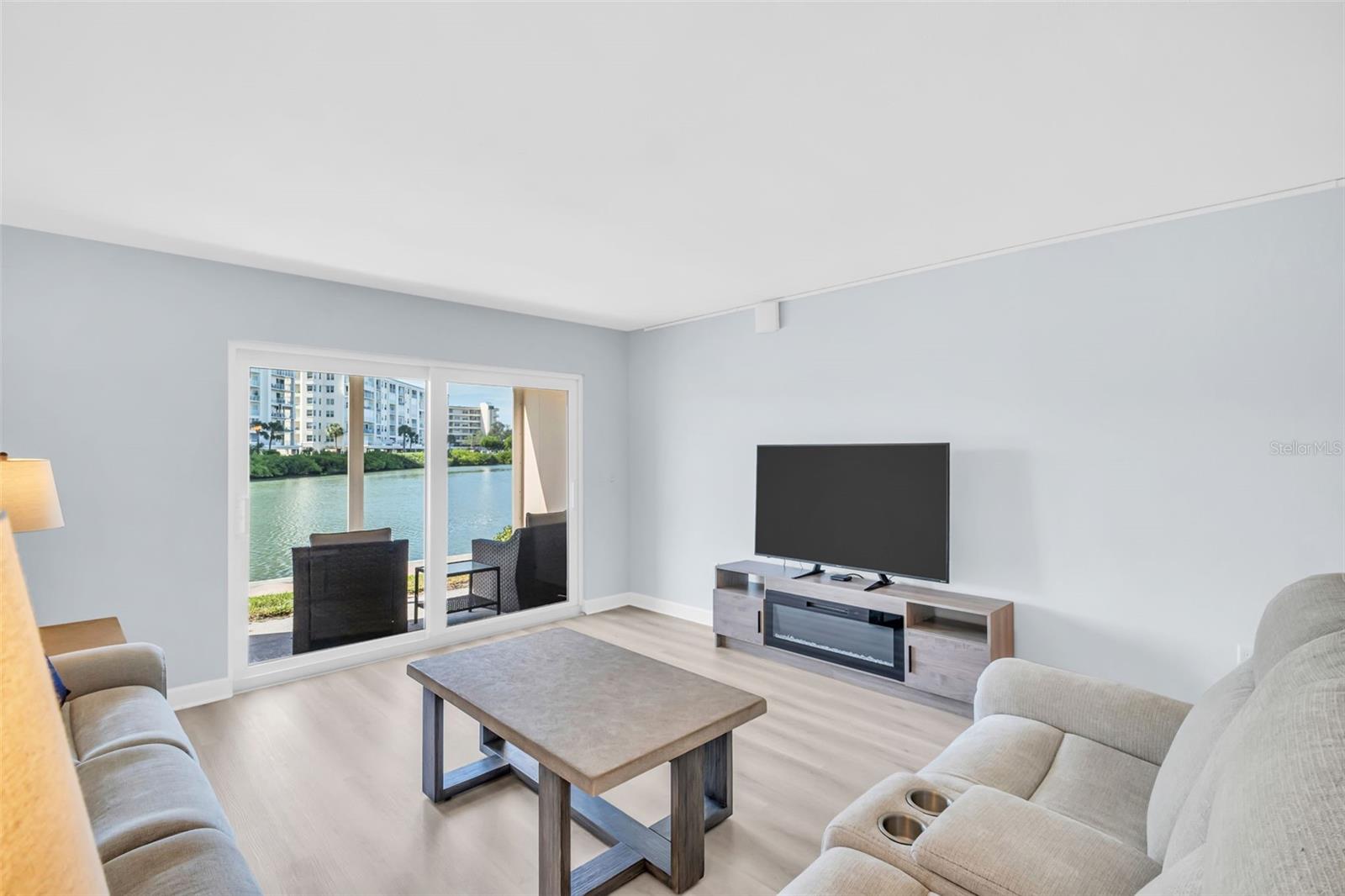 Image 27 of 37 For 7930 Sun Island Drive S 104