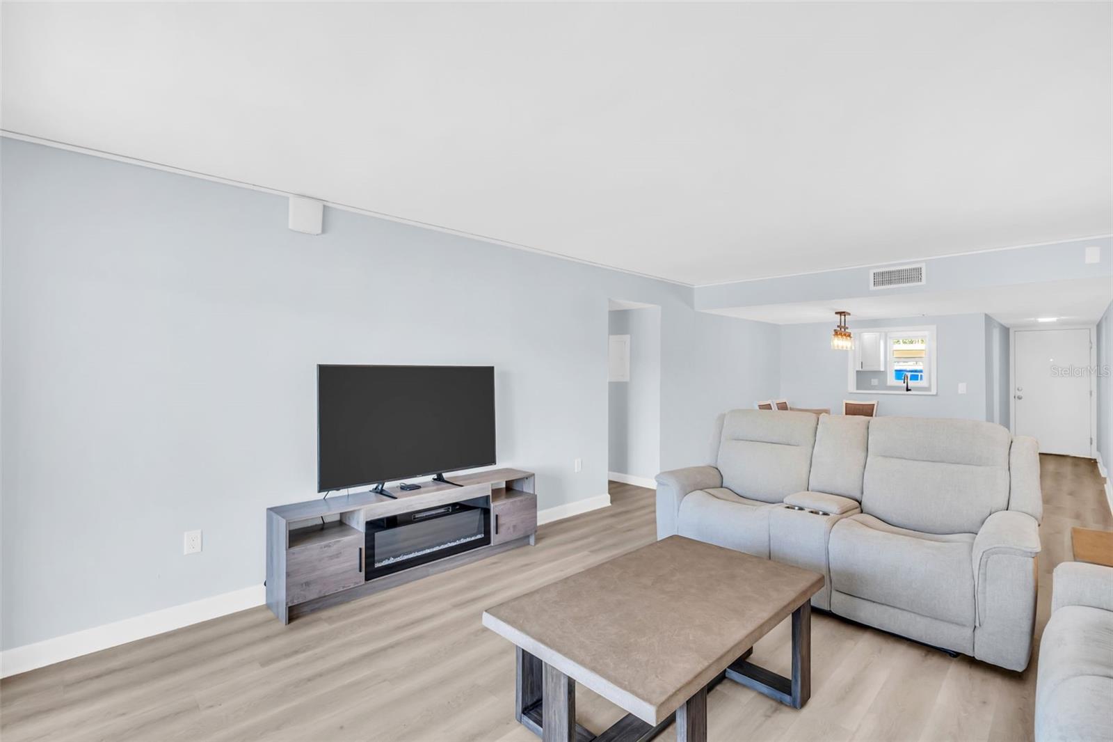 Image 28 of 37 For 7930 Sun Island Drive S 104