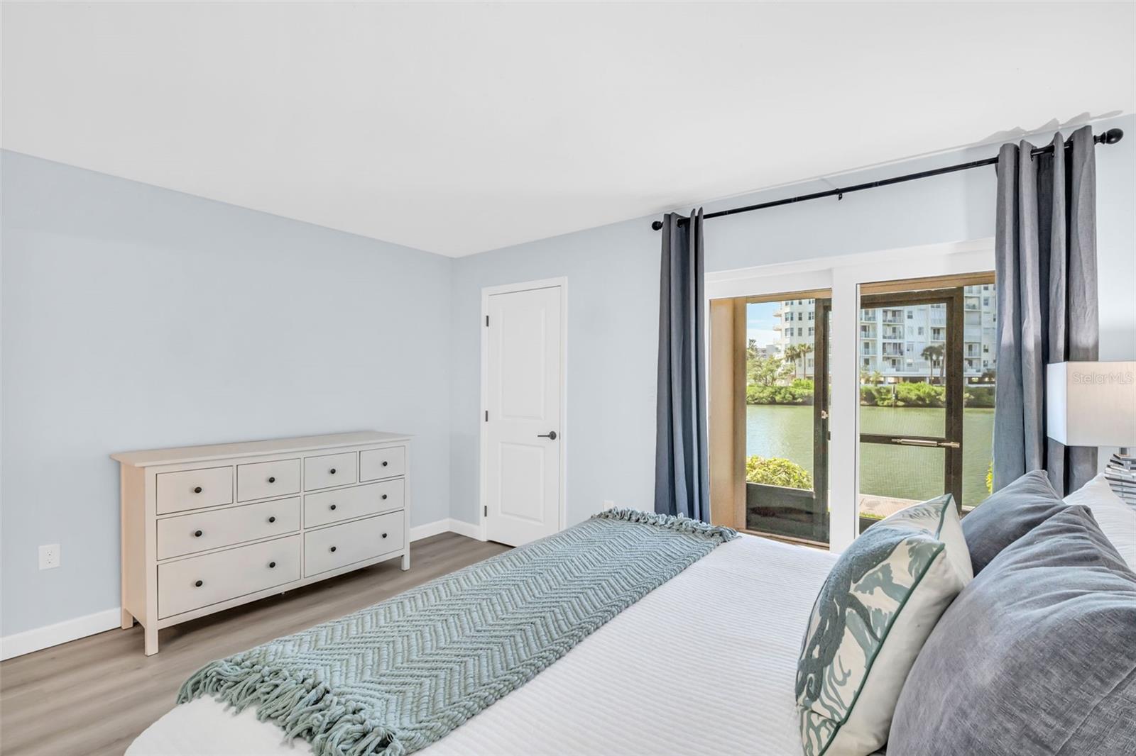 Image 4 of 37 For 7930 Sun Island Drive S 104