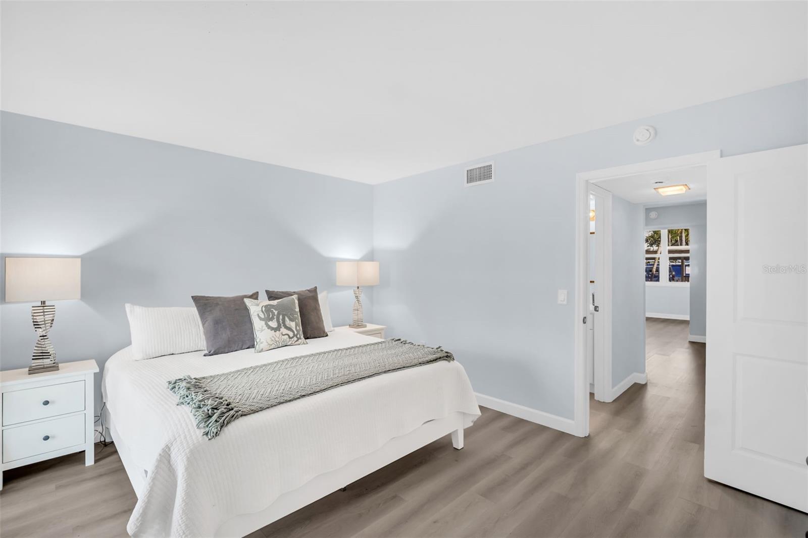 Image 6 of 37 For 7930 Sun Island Drive S 104