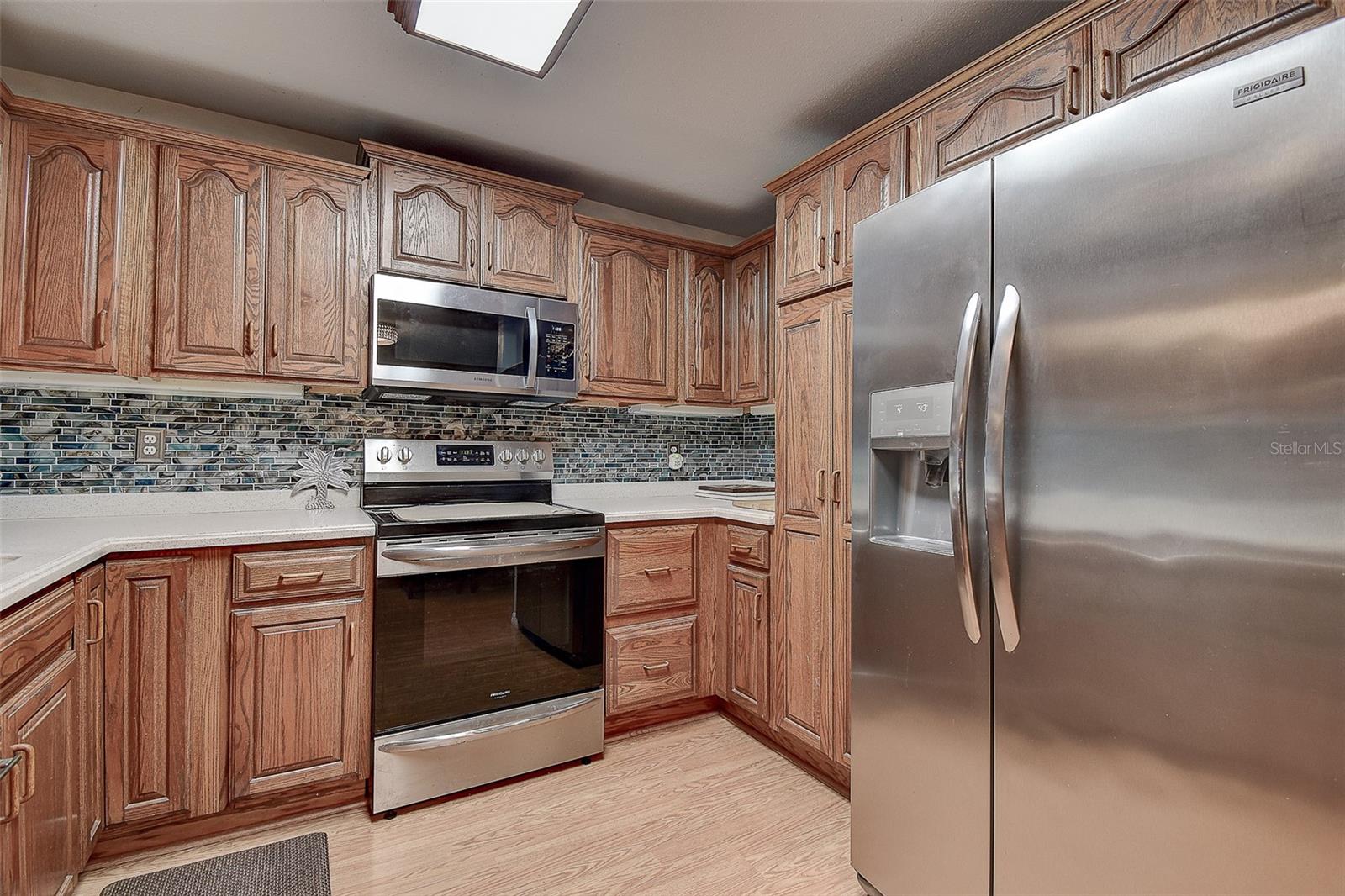 Image 10 of 30 For 594 Deville Drive E