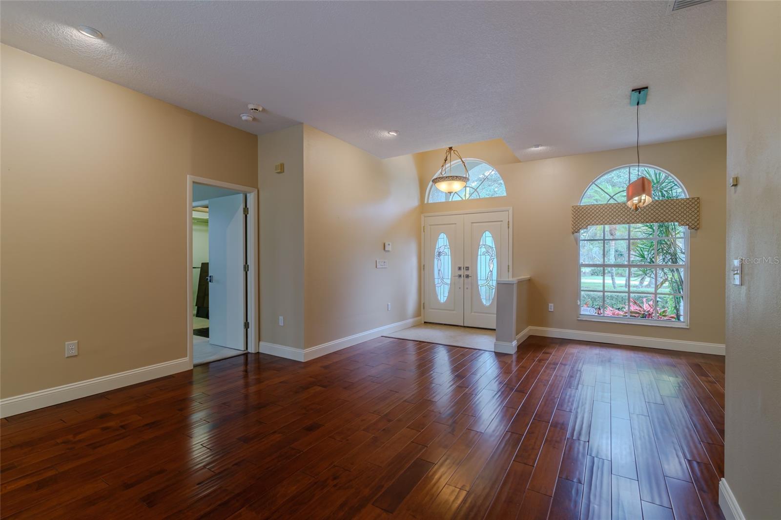 Image 26 of 74 For 4992 Augusta Avenue