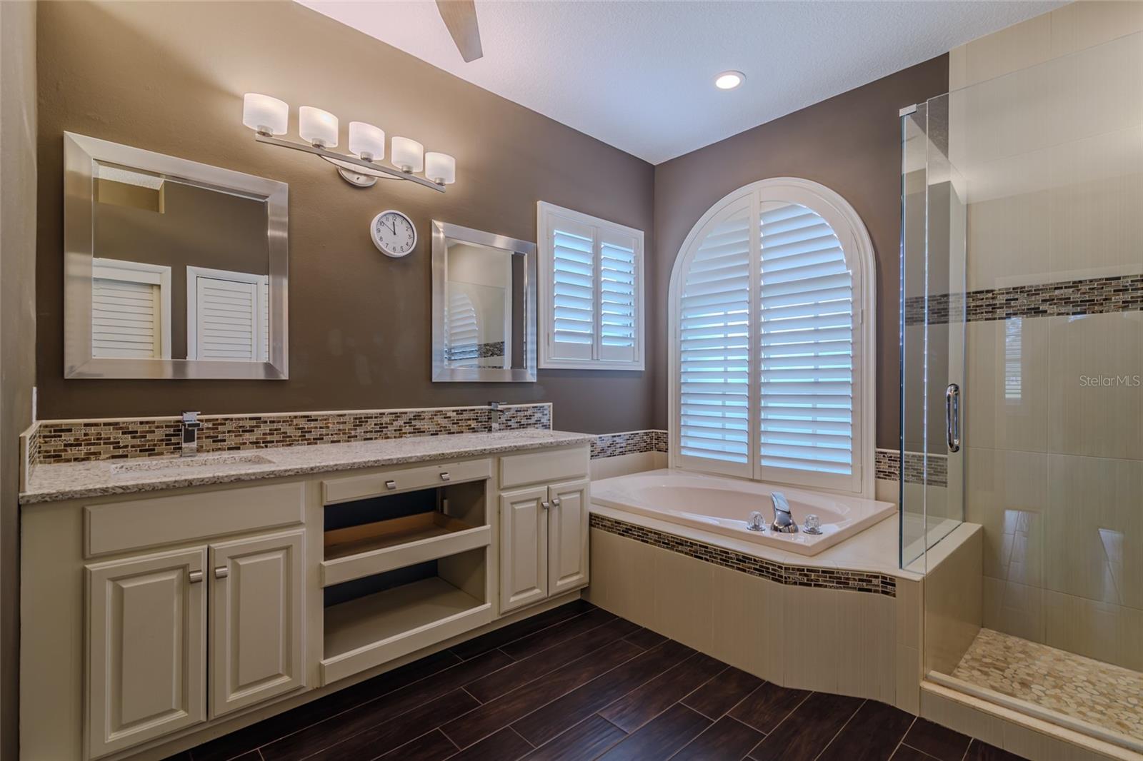 Image 32 of 74 For 4992 Augusta Avenue