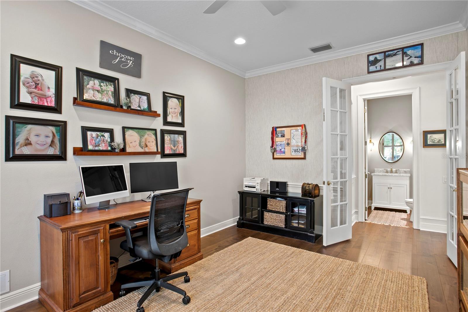 Listing photo id 10 for 15817 Sorawater Drive