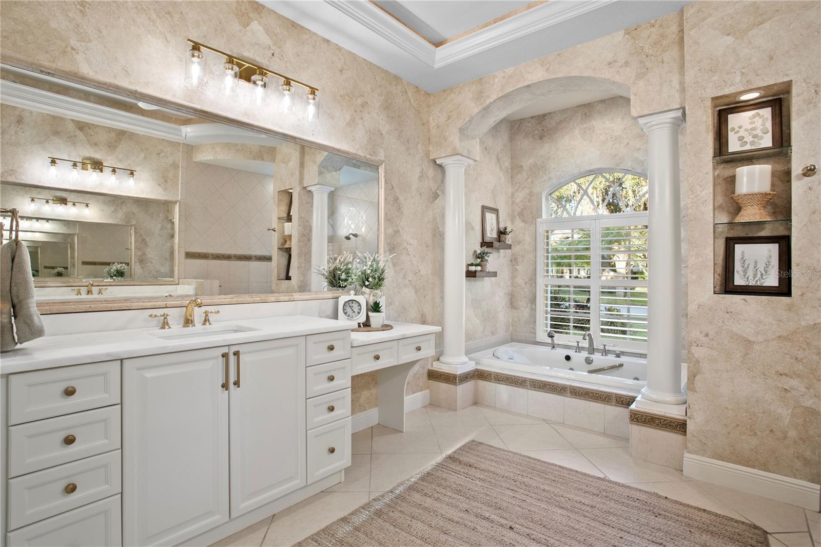 Listing photo id 19 for 15817 Sorawater Drive