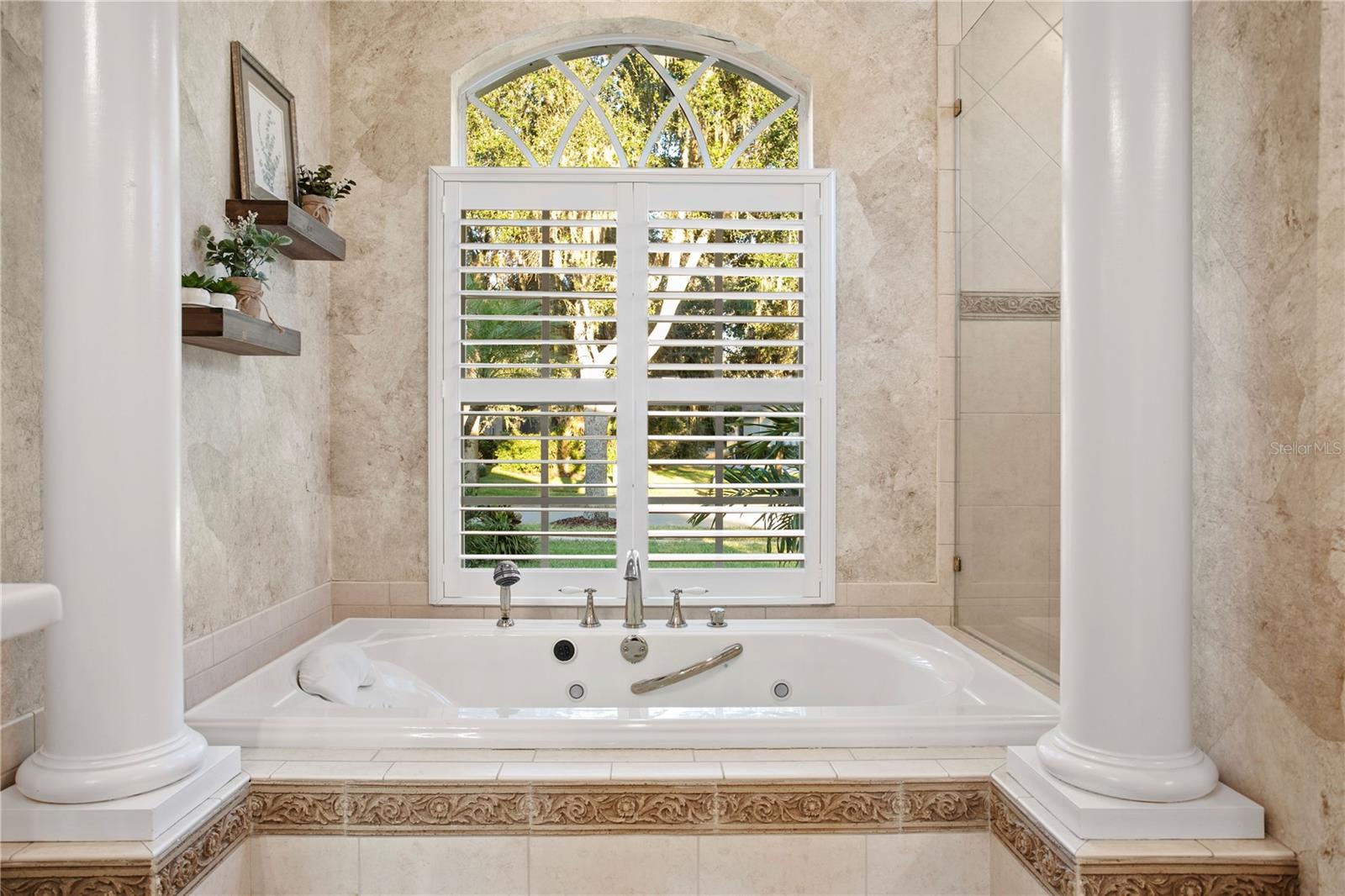 Listing photo id 20 for 15817 Sorawater Drive