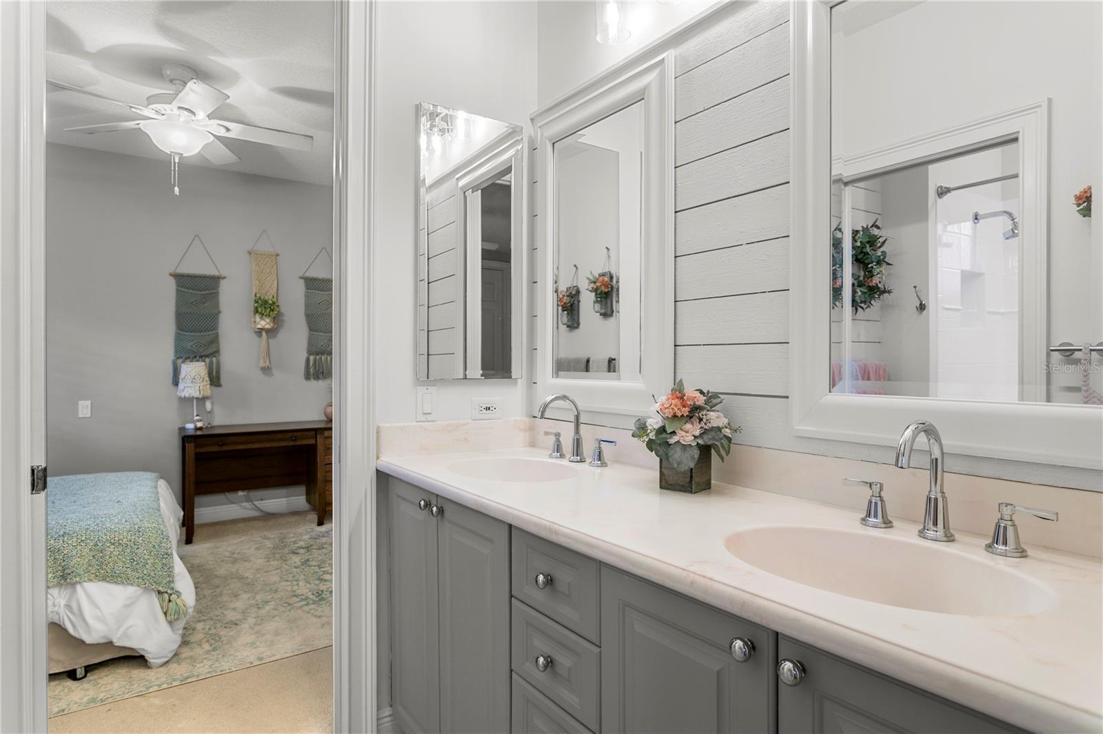 Listing photo id 24 for 15817 Sorawater Drive