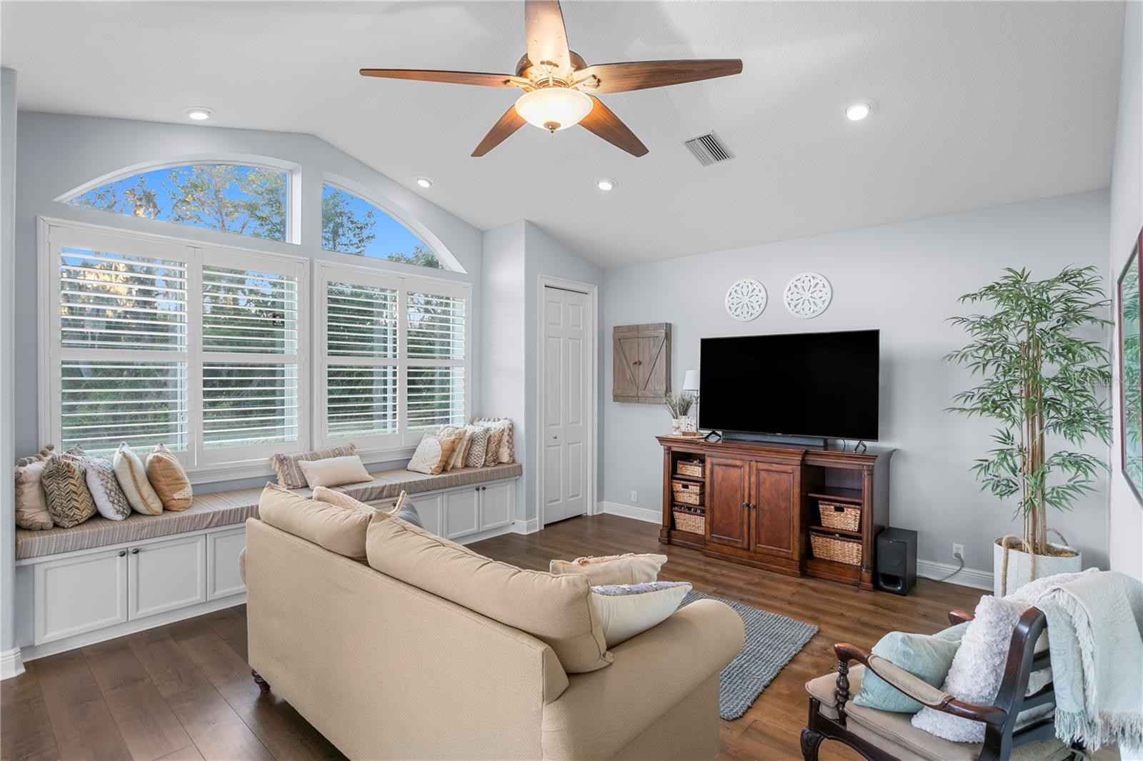 Listing photo id 28 for 15817 Sorawater Drive