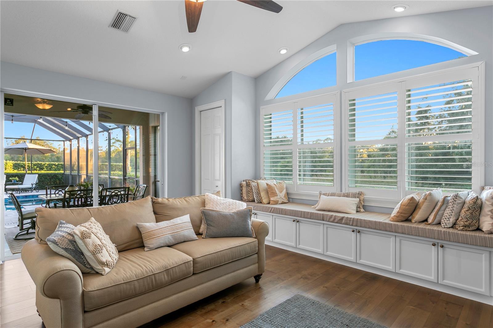 Listing photo id 29 for 15817 Sorawater Drive