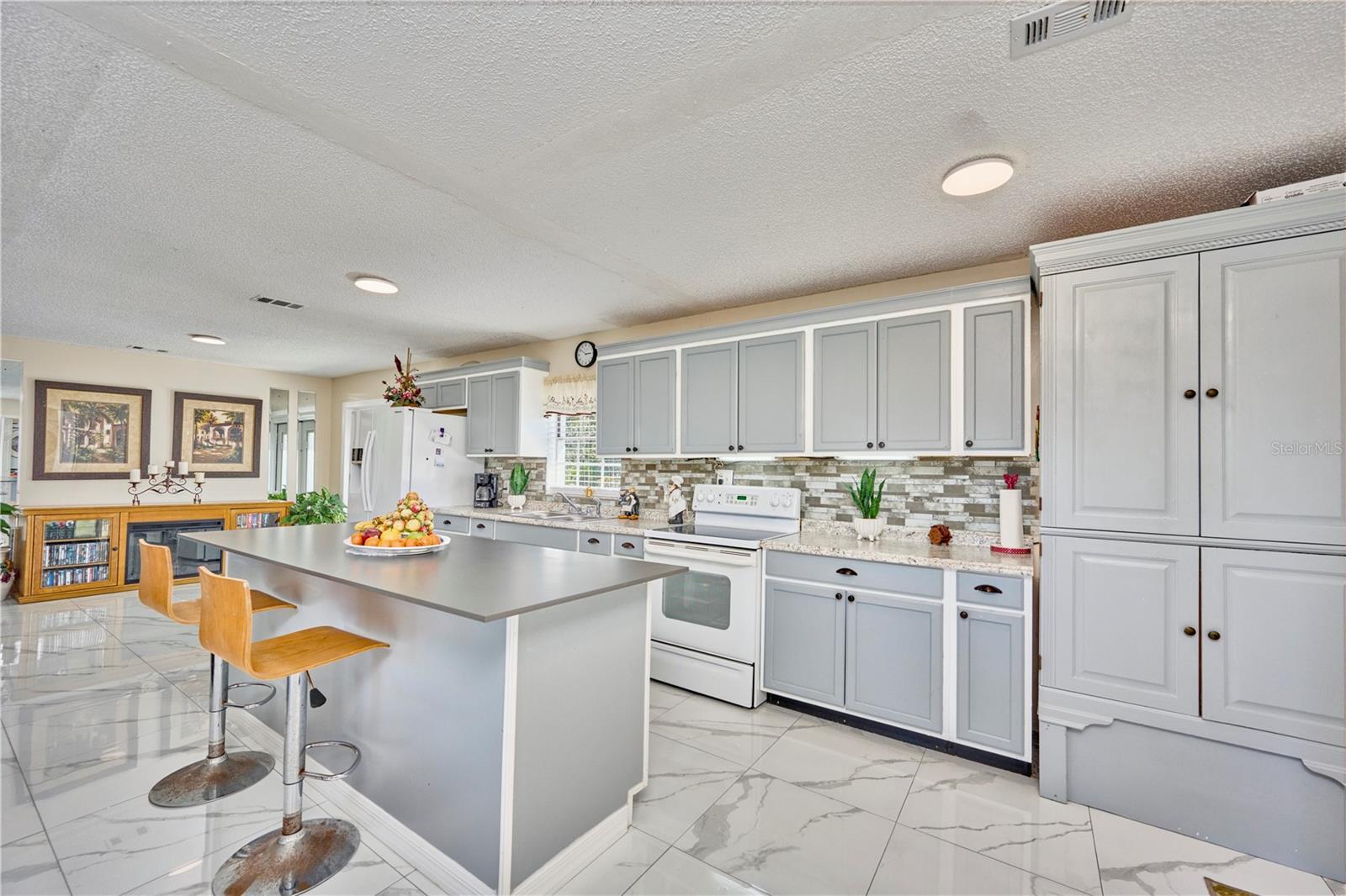 Image 3 of 46 For 2471 Park Avenue