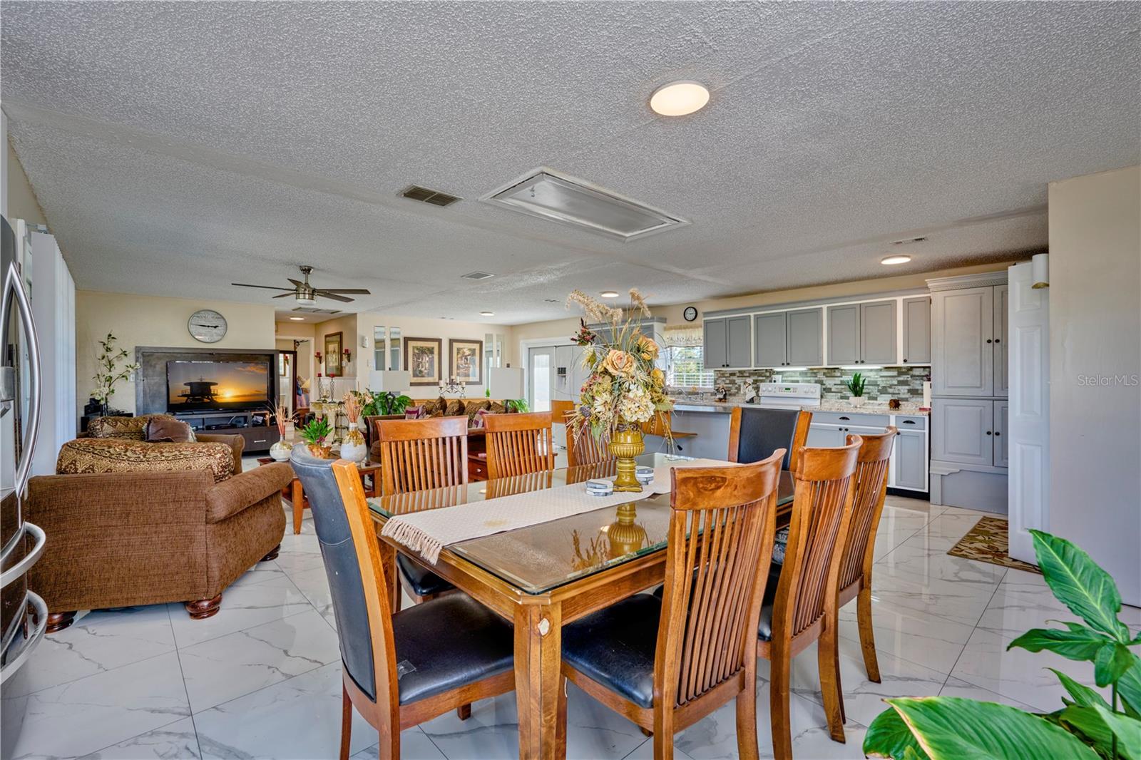 Image 5 of 46 For 2471 Park Avenue