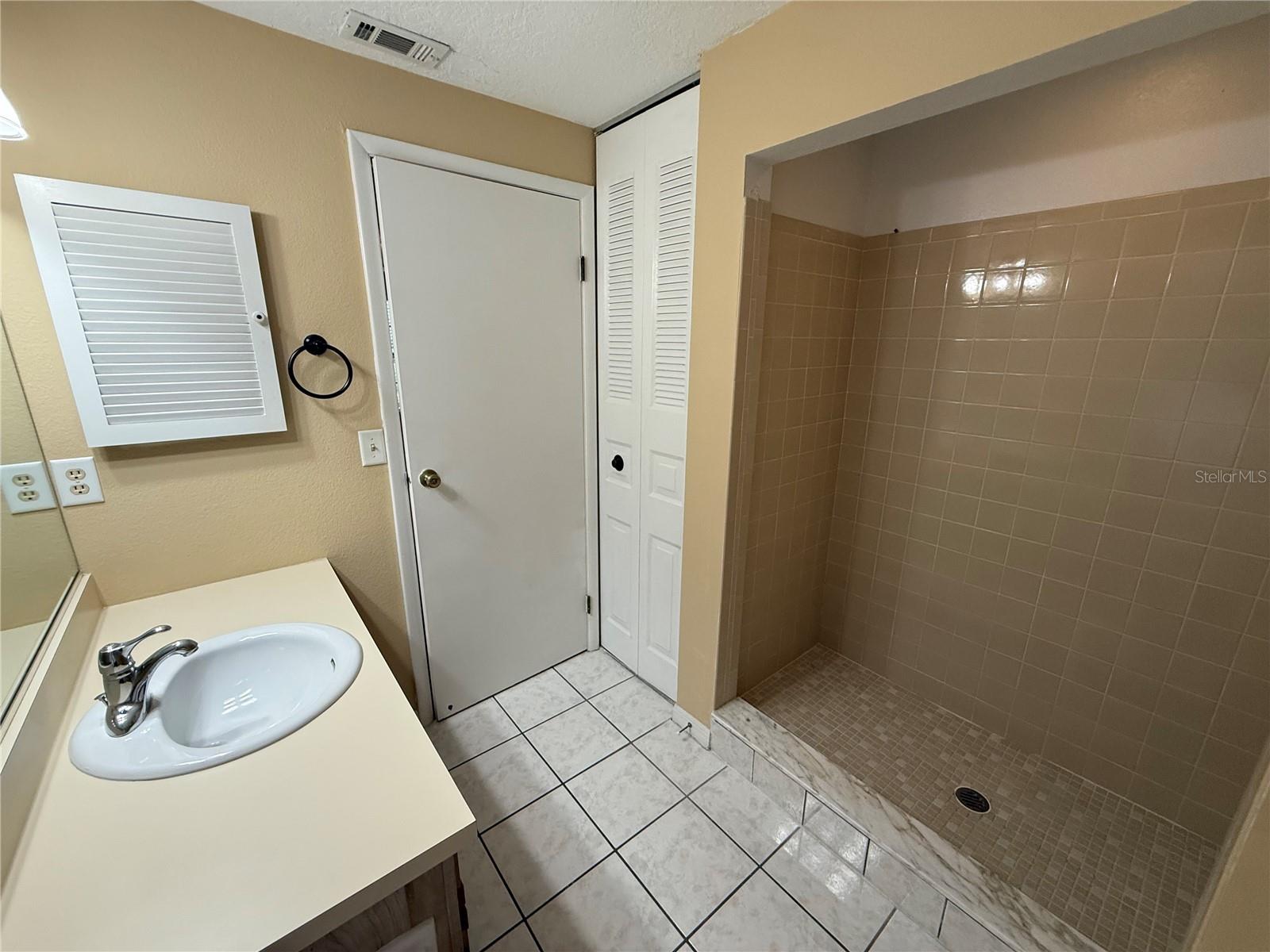 Image 11 of 46 For 525 Lakeview Drive