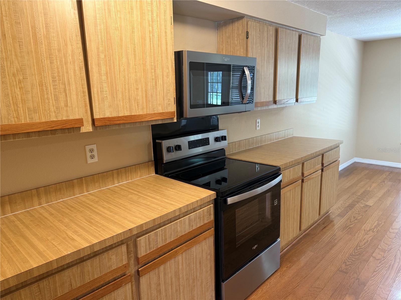 Image 13 of 46 For 525 Lakeview Drive