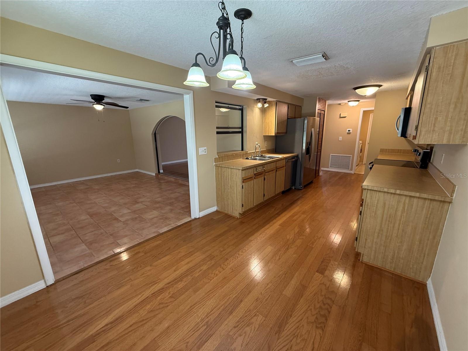 Image 16 of 46 For 525 Lakeview Drive