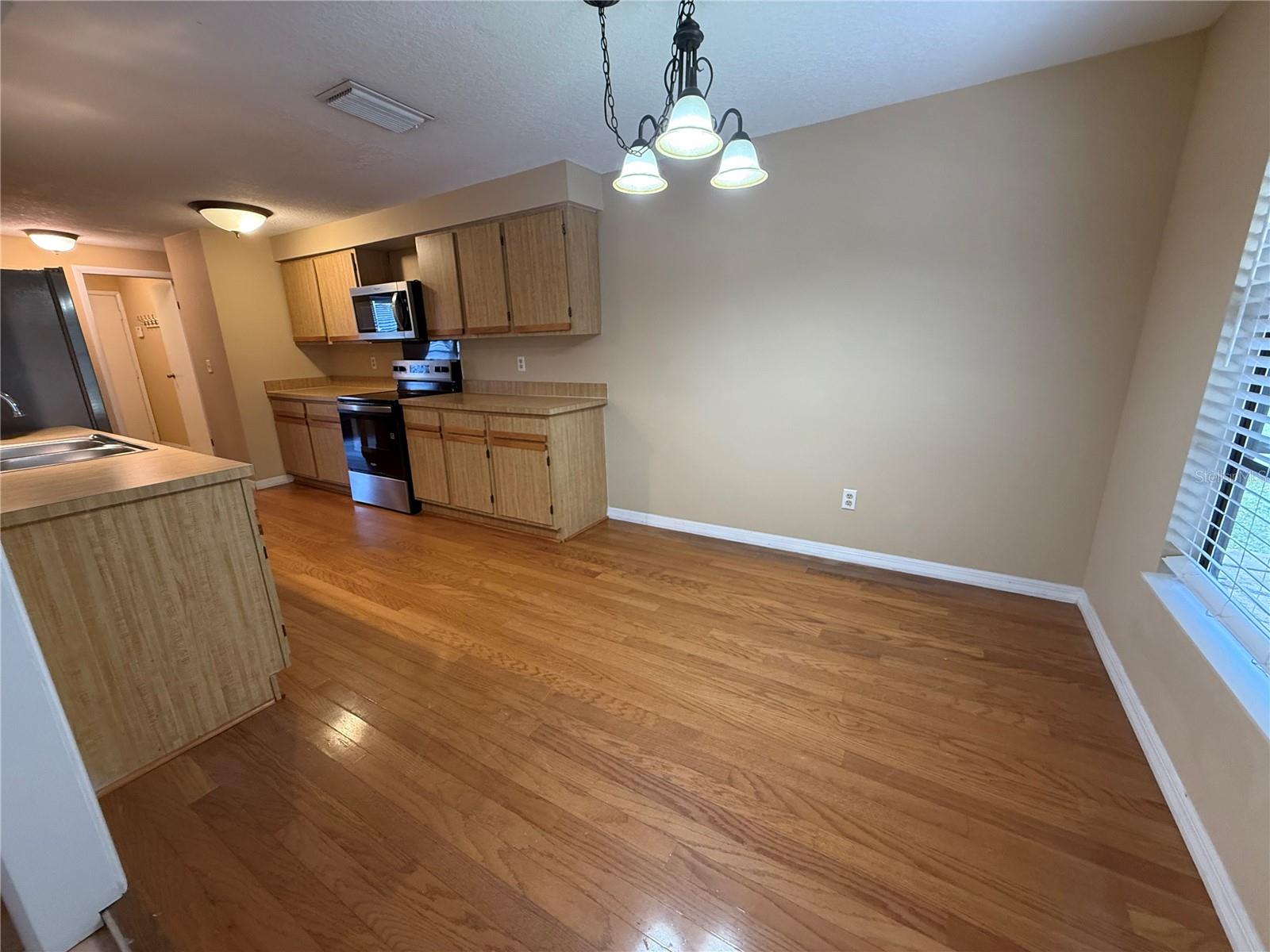 Image 19 of 46 For 525 Lakeview Drive