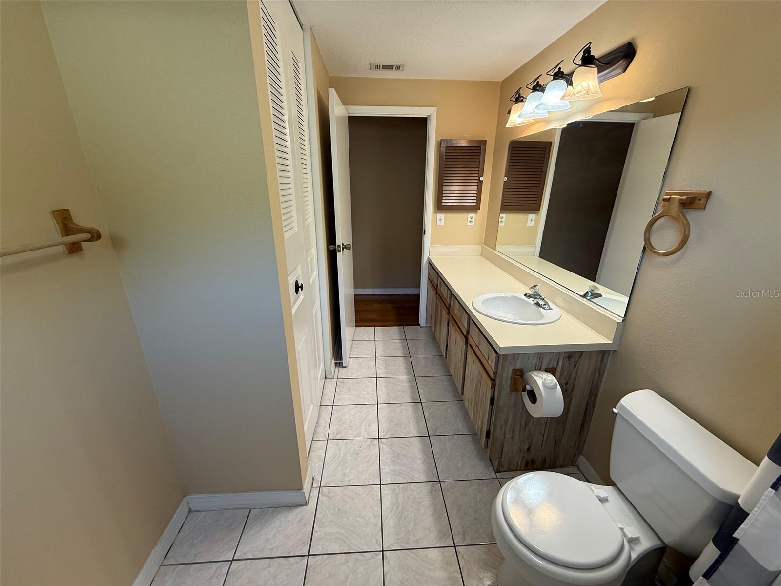 Image 23 of 46 For 525 Lakeview Drive