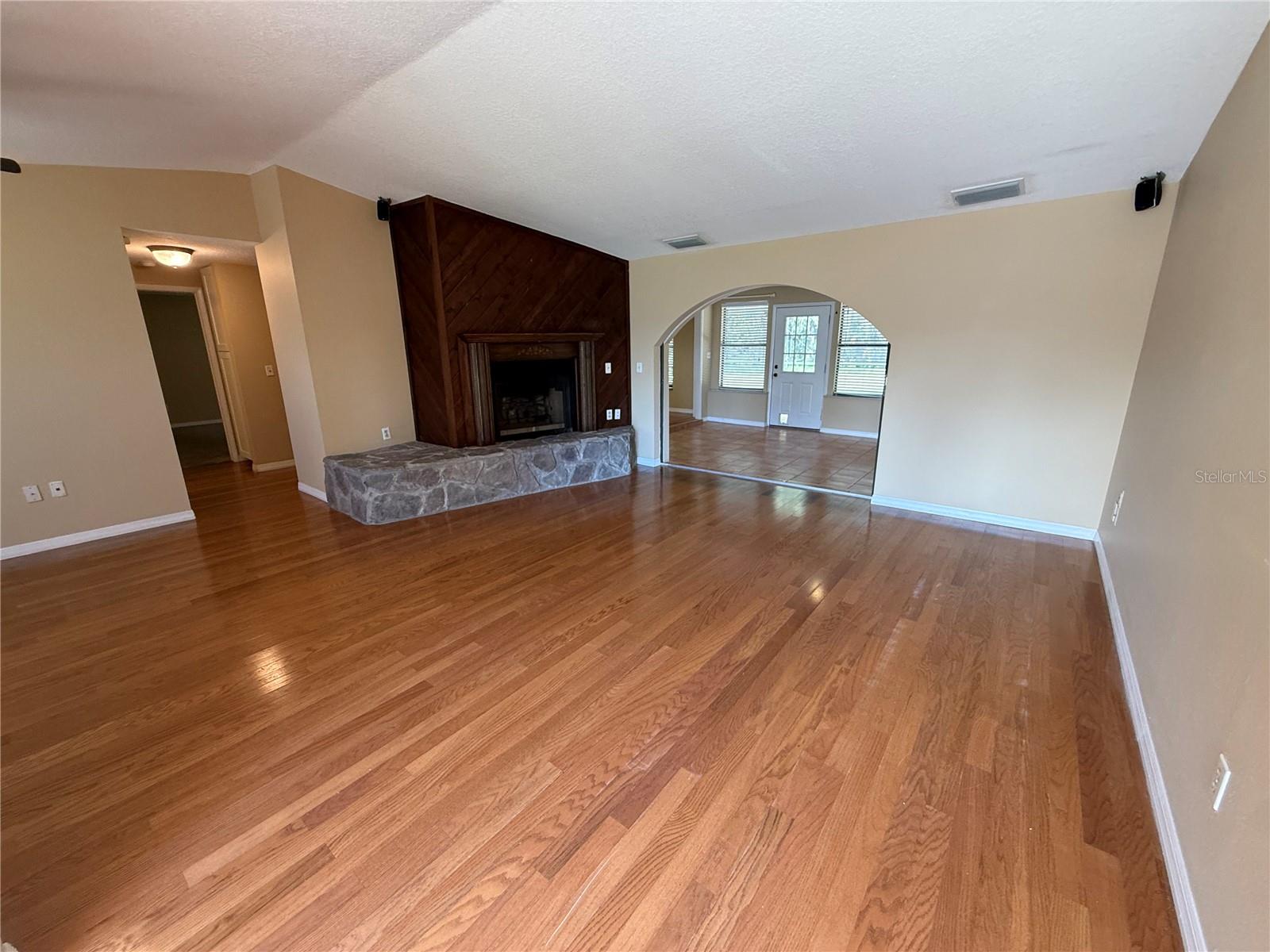 Image 5 of 46 For 525 Lakeview Drive