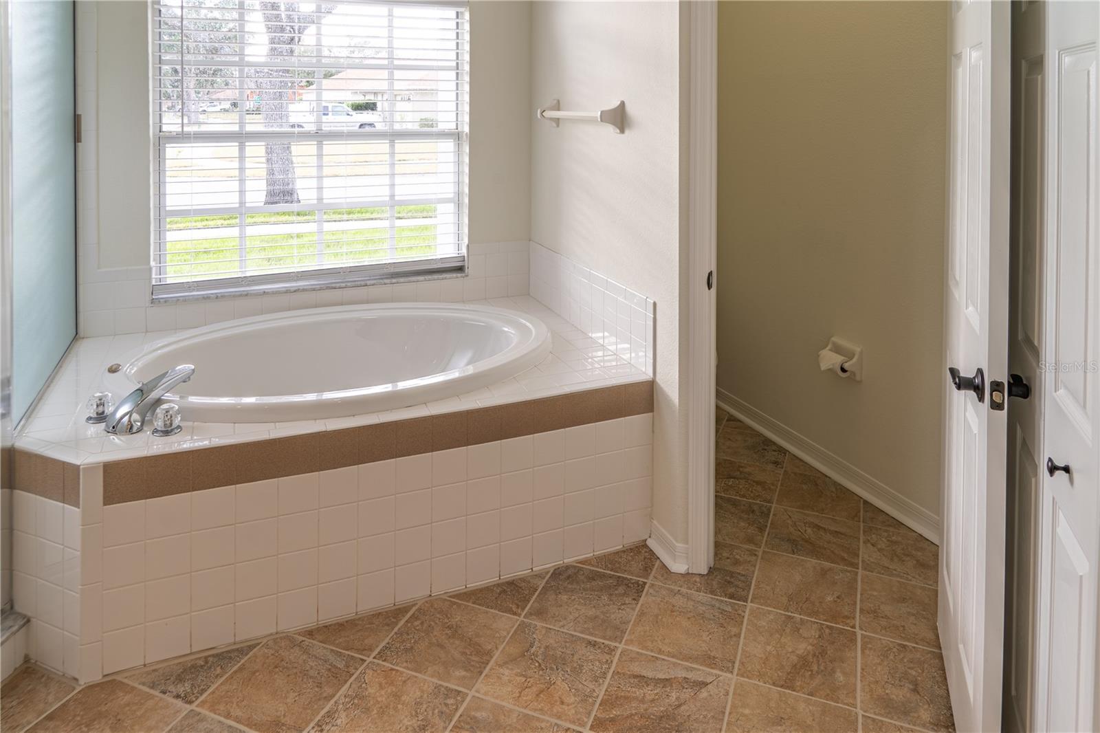 Image 18 of 60 For 9301 Sunnyoak Drive