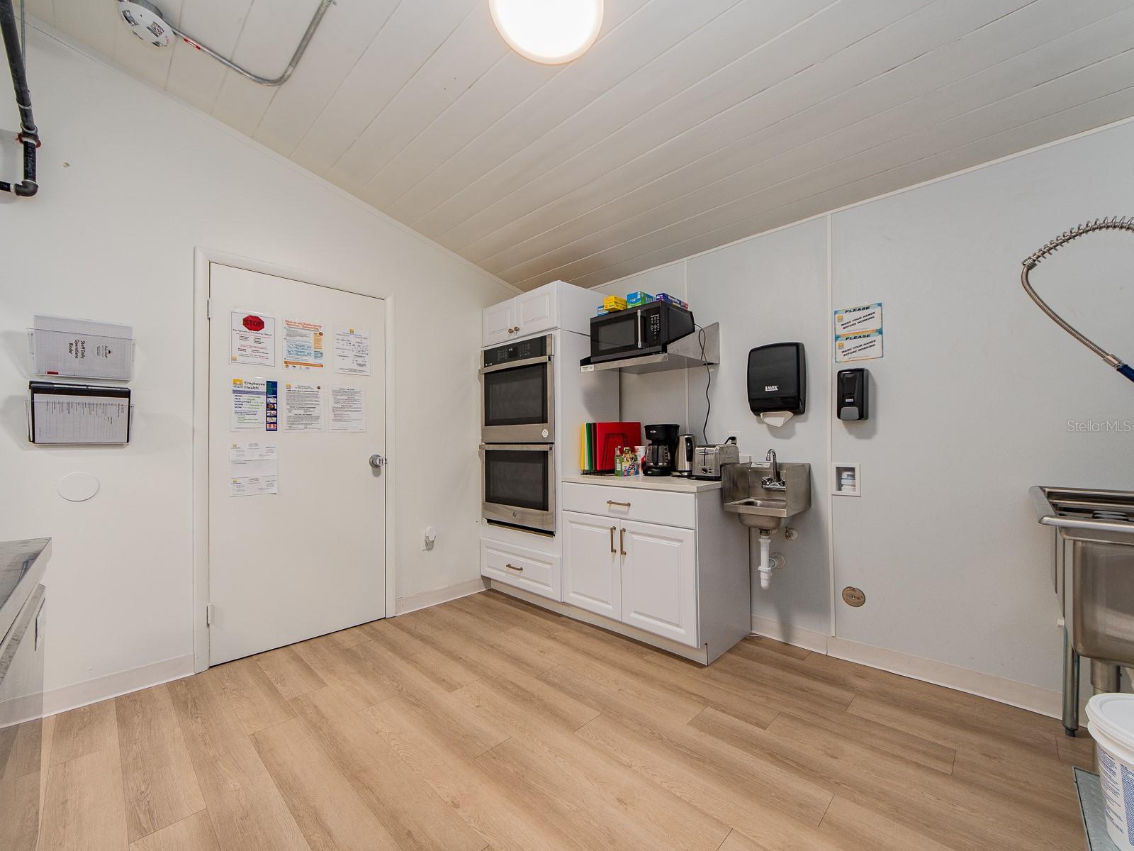 Image 15 of 36 For 300 Saturn Avenue