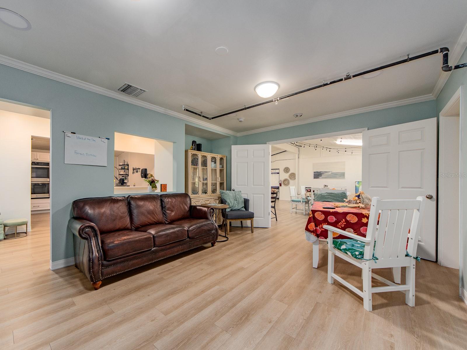 Image 17 of 36 For 300 Saturn Avenue