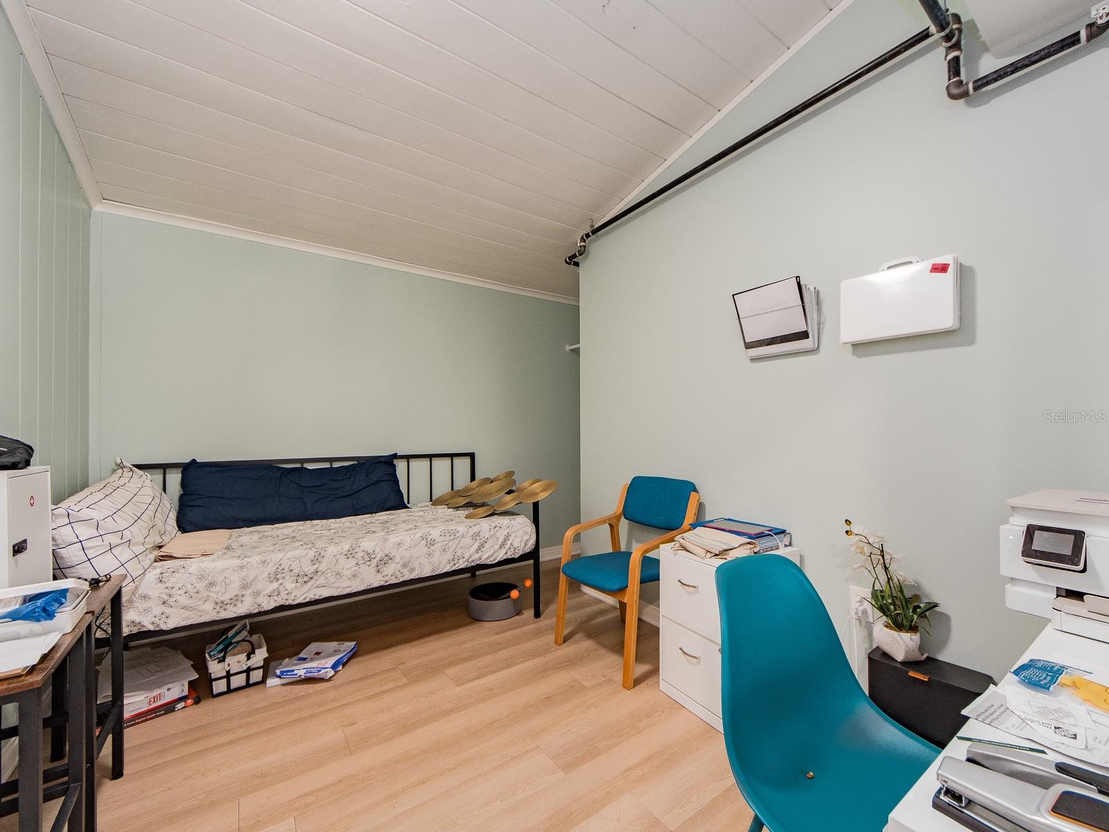 Image 18 of 36 For 300 Saturn Avenue