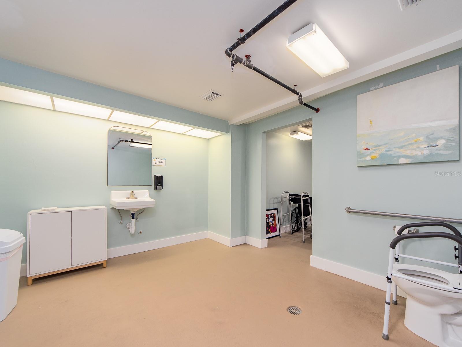 Image 21 of 36 For 300 Saturn Avenue