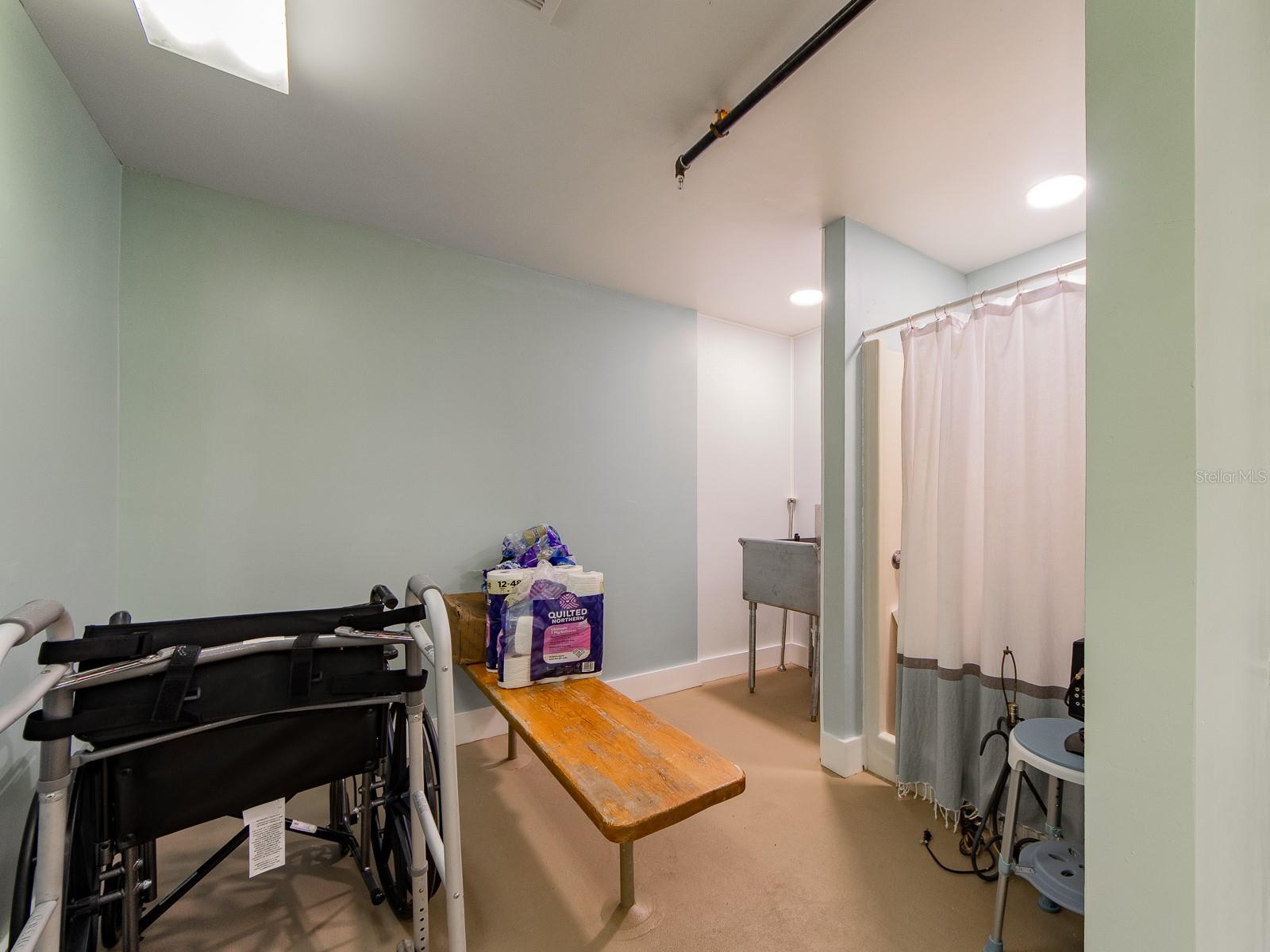 Image 22 of 36 For 300 Saturn Avenue