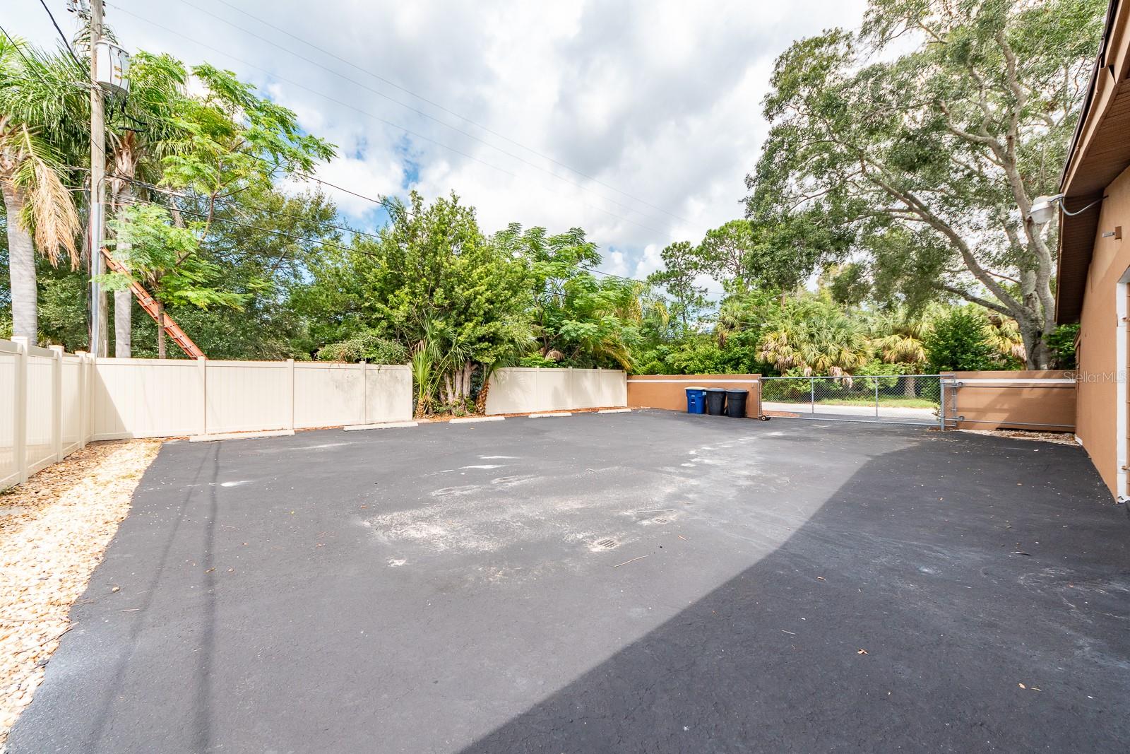 Image 26 of 36 For 300 Saturn Avenue