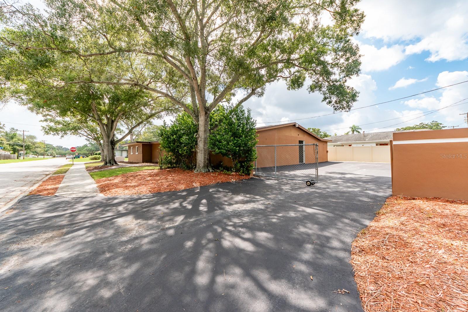 Image 29 of 36 For 300 Saturn Avenue