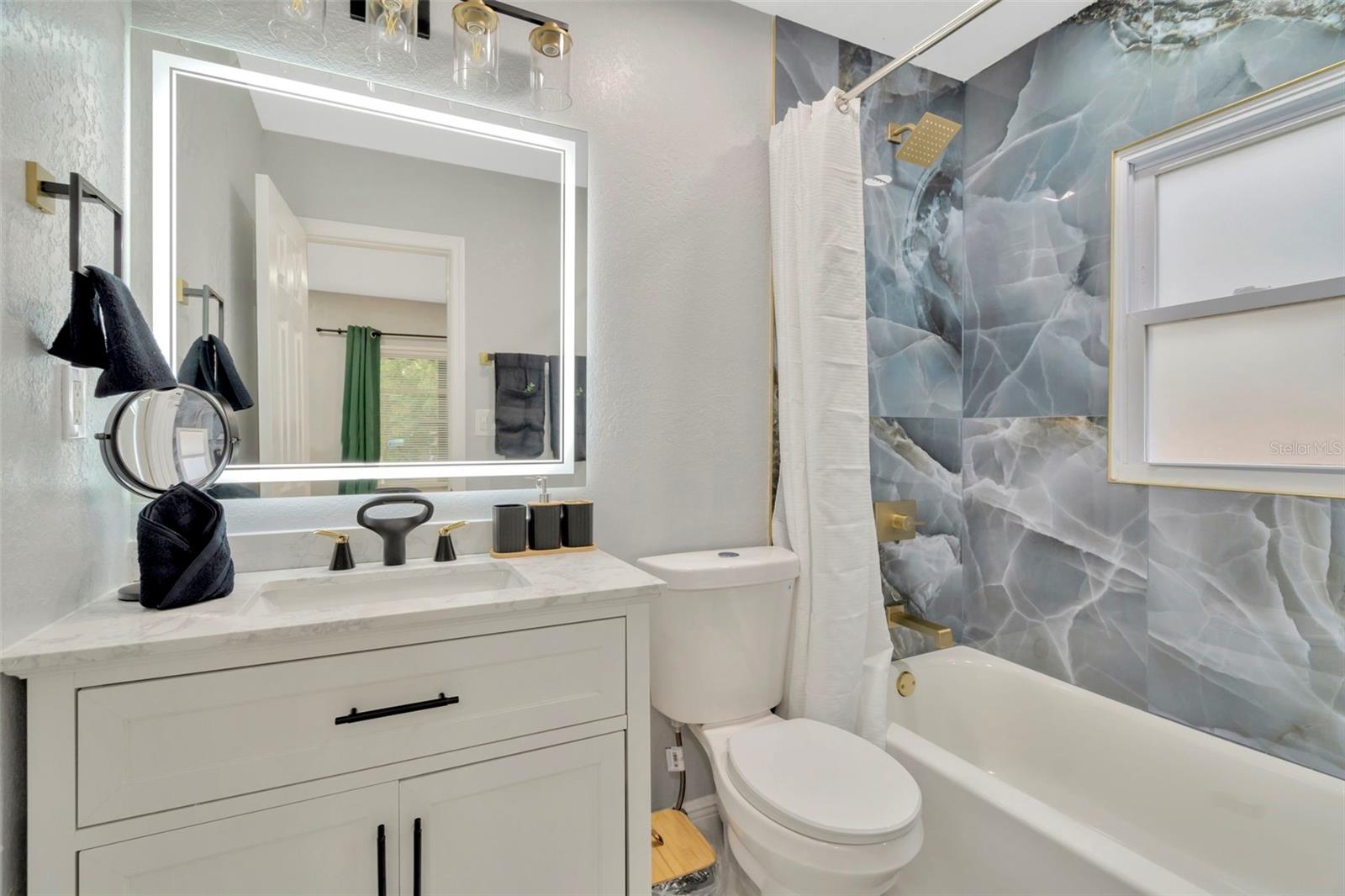 Image 11 of 34 For 2006 Henry Avenue