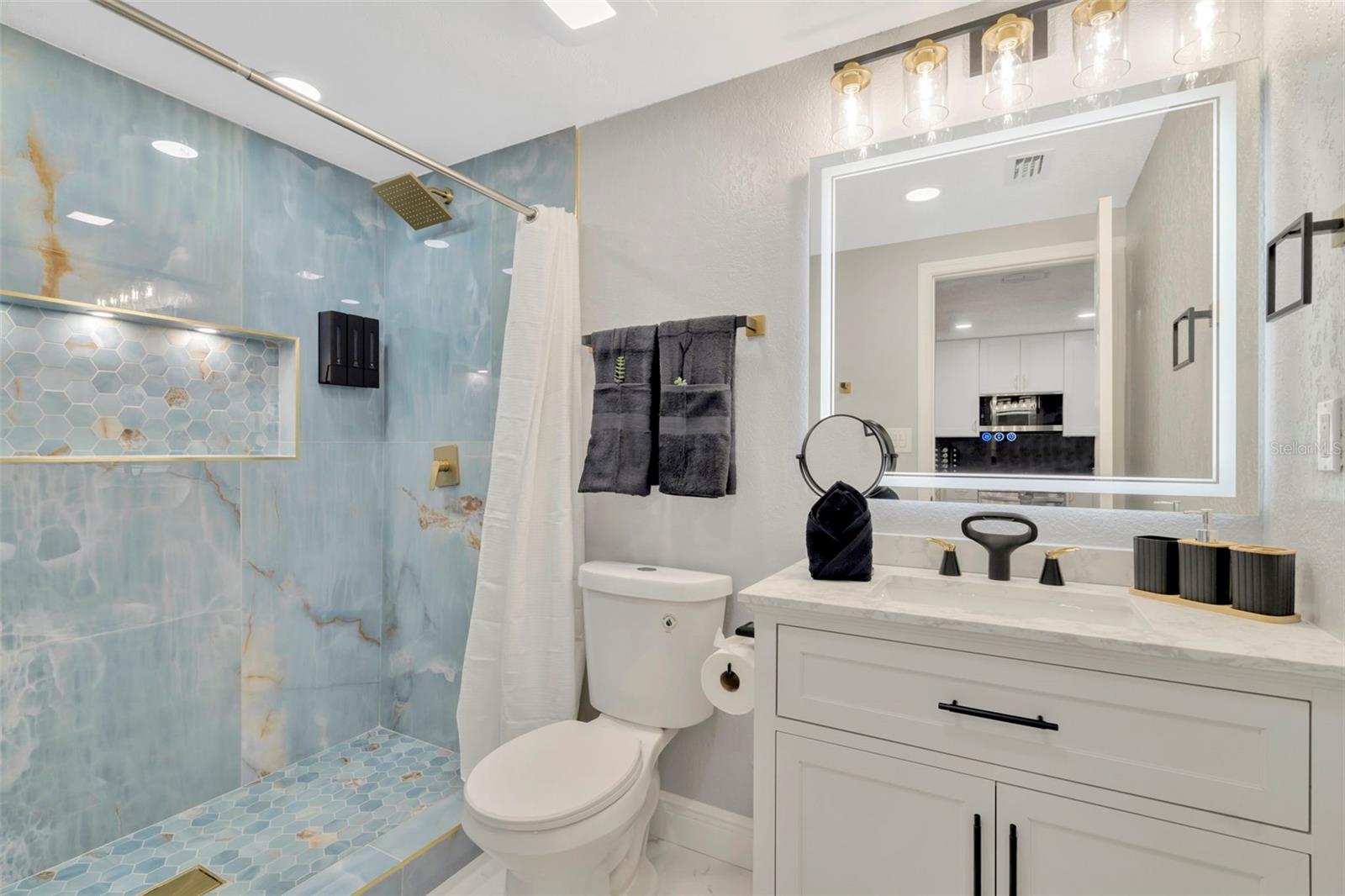 Image 12 of 34 For 2006 Henry Avenue