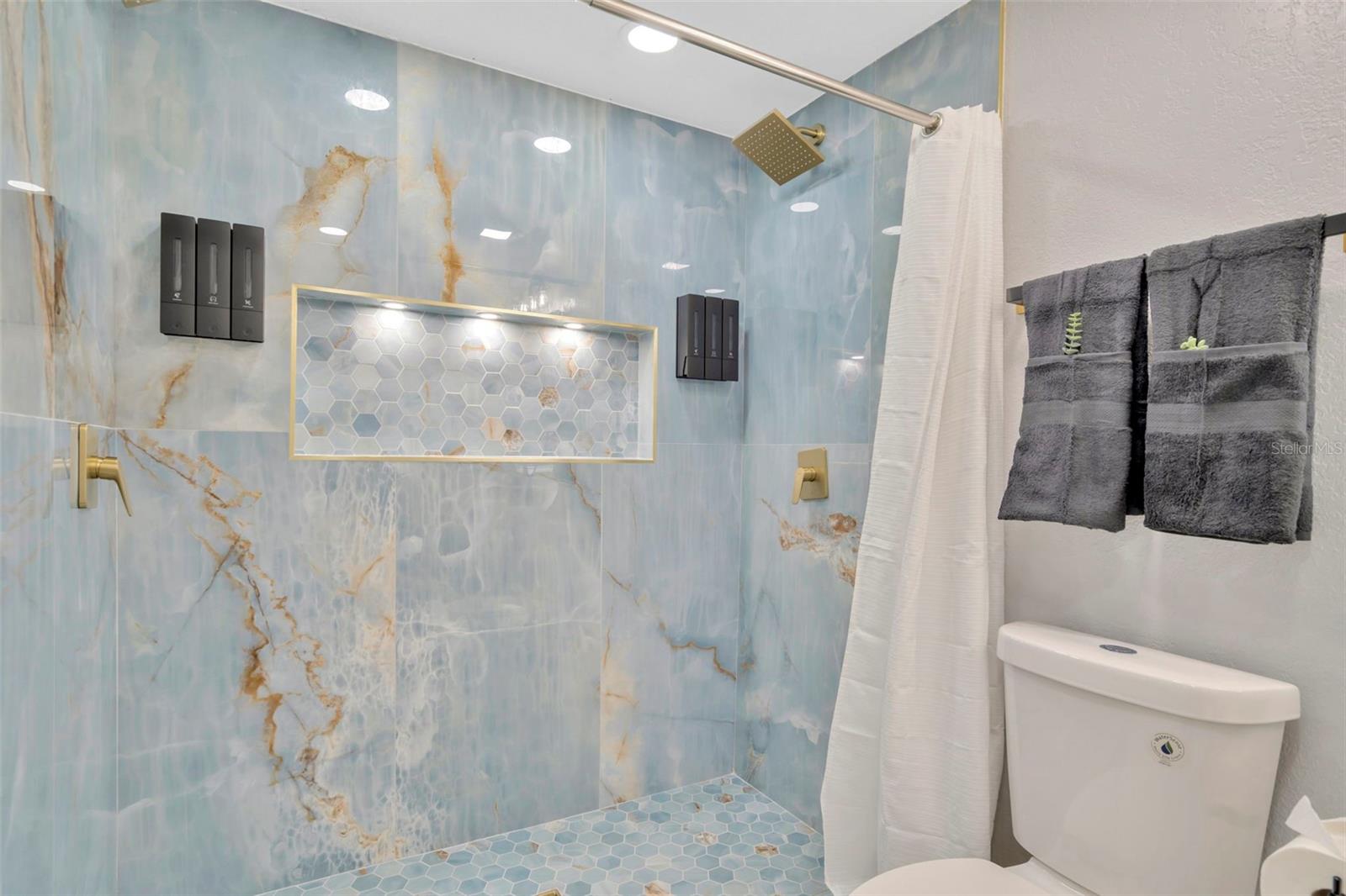 Image 13 of 34 For 2006 Henry Avenue