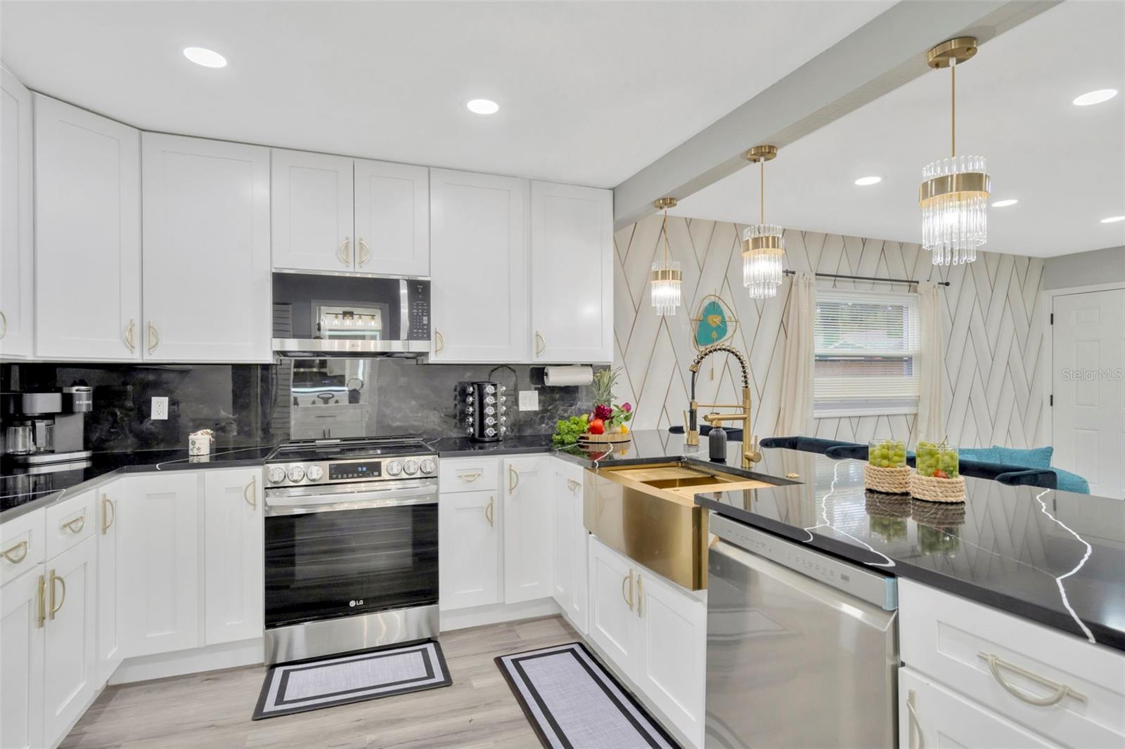 Image 14 of 34 For 2006 Henry Avenue