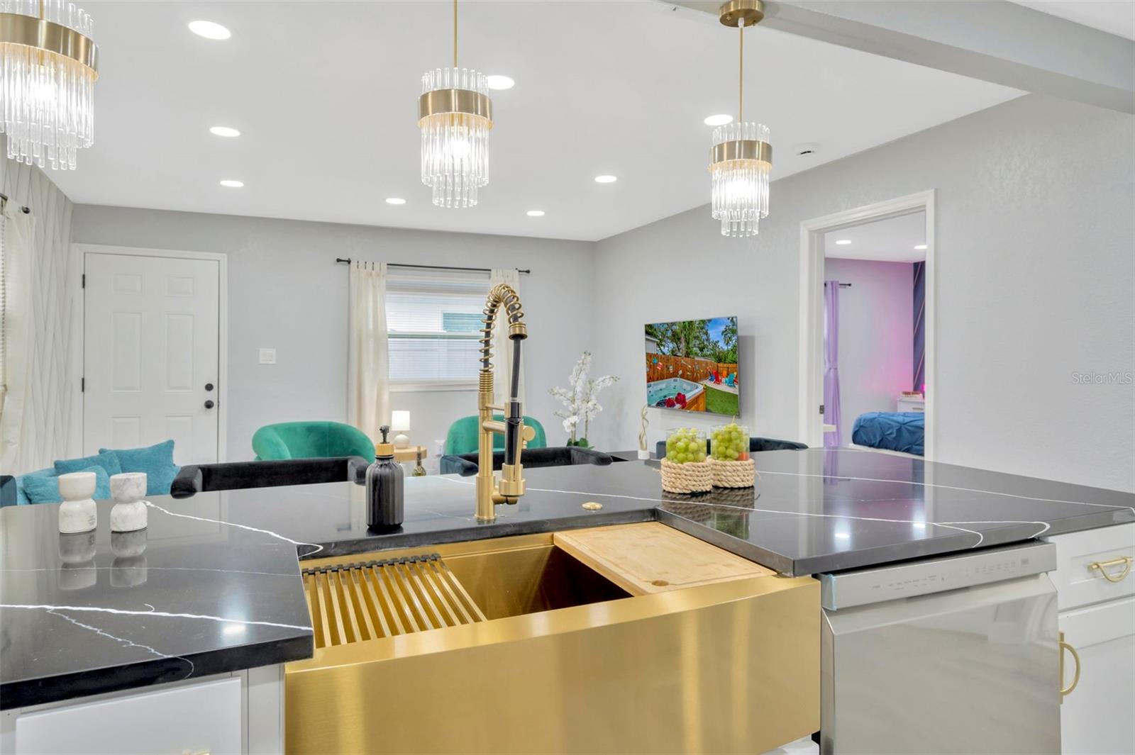 Image 15 of 34 For 2006 Henry Avenue