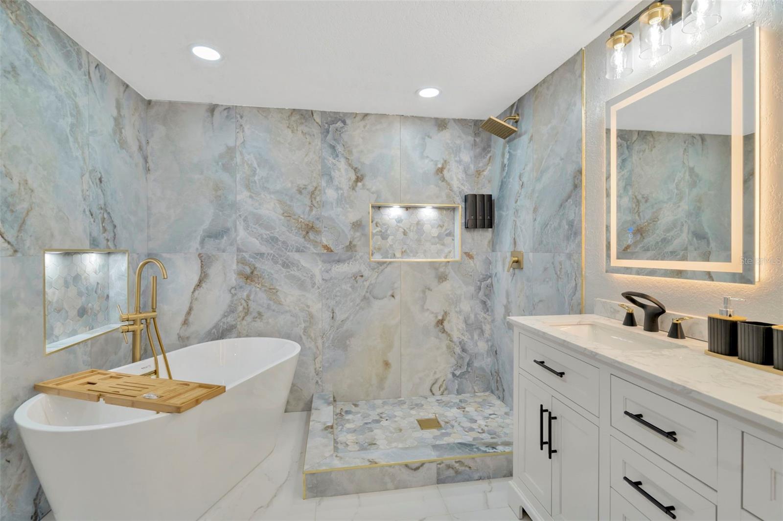 Image 22 of 34 For 2006 Henry Avenue