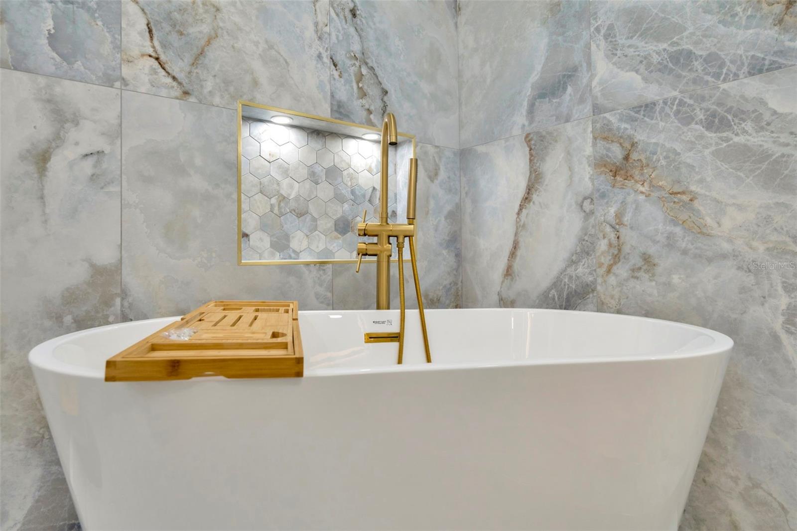 Image 24 of 34 For 2006 Henry Avenue