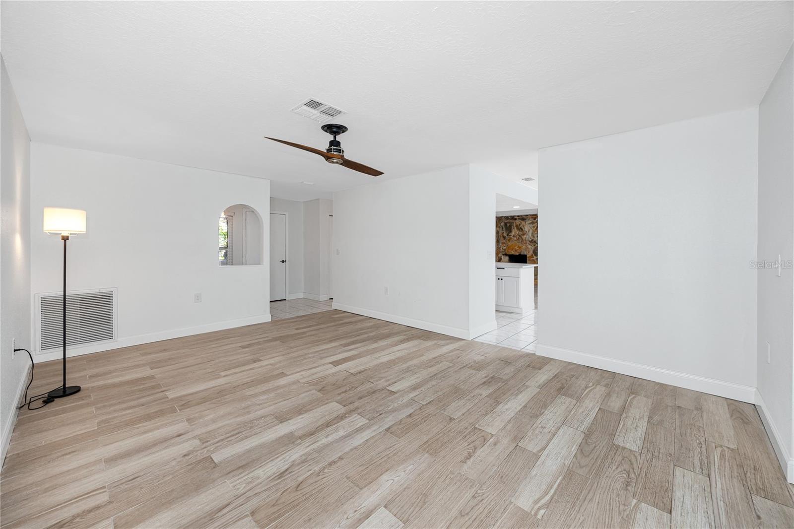 Listing photo id 8 for 9817 San Sierra Way